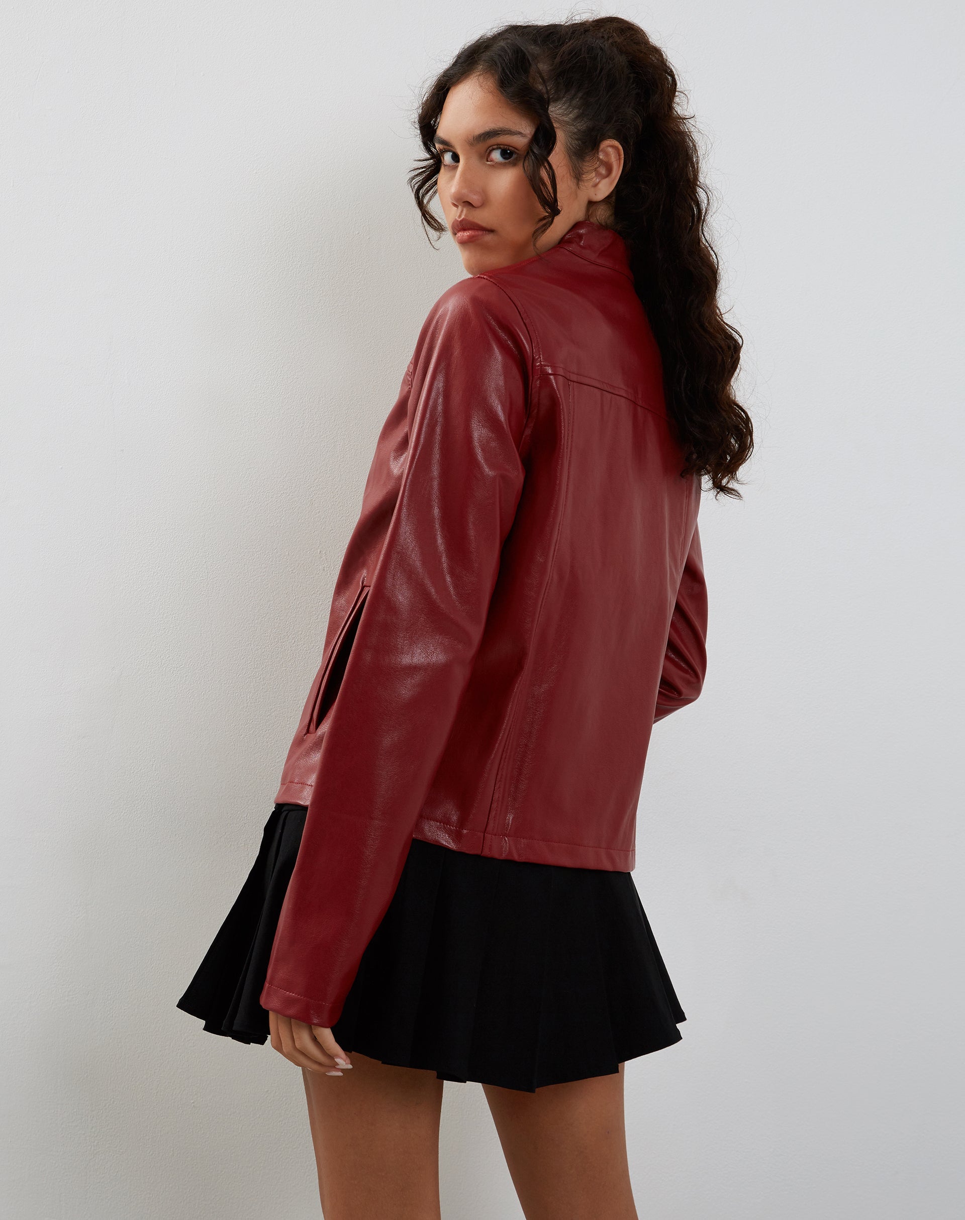 Image of Olivia Jacke in PU Blutrot