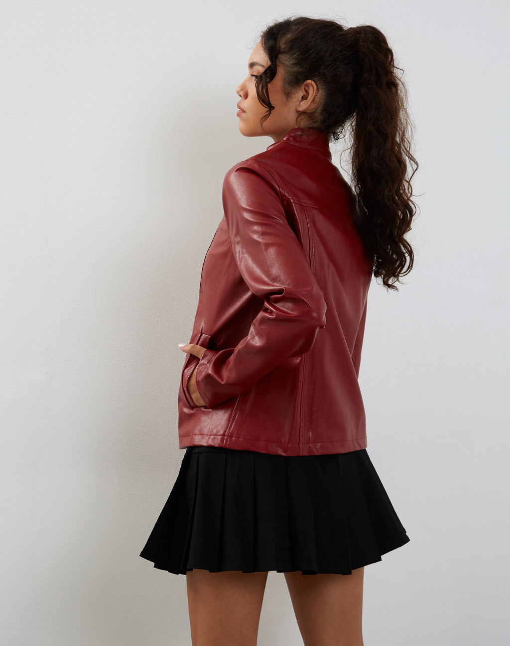 Olivia Jacke in PU Blutrot