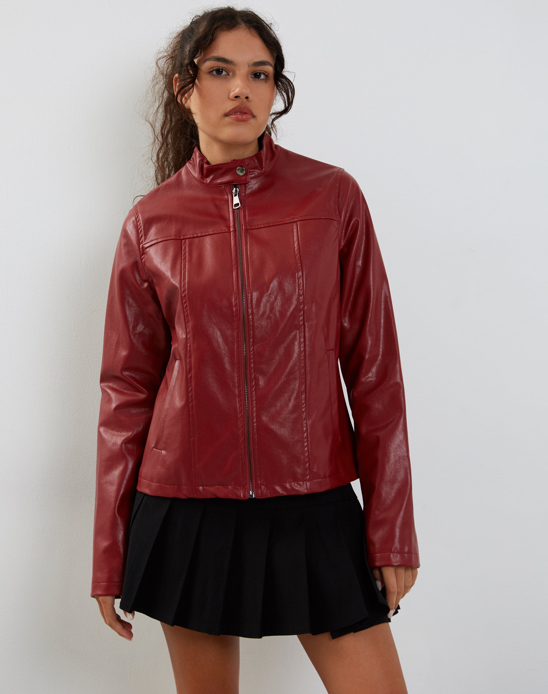 Image of Olivia Jacke in PU Blutrot