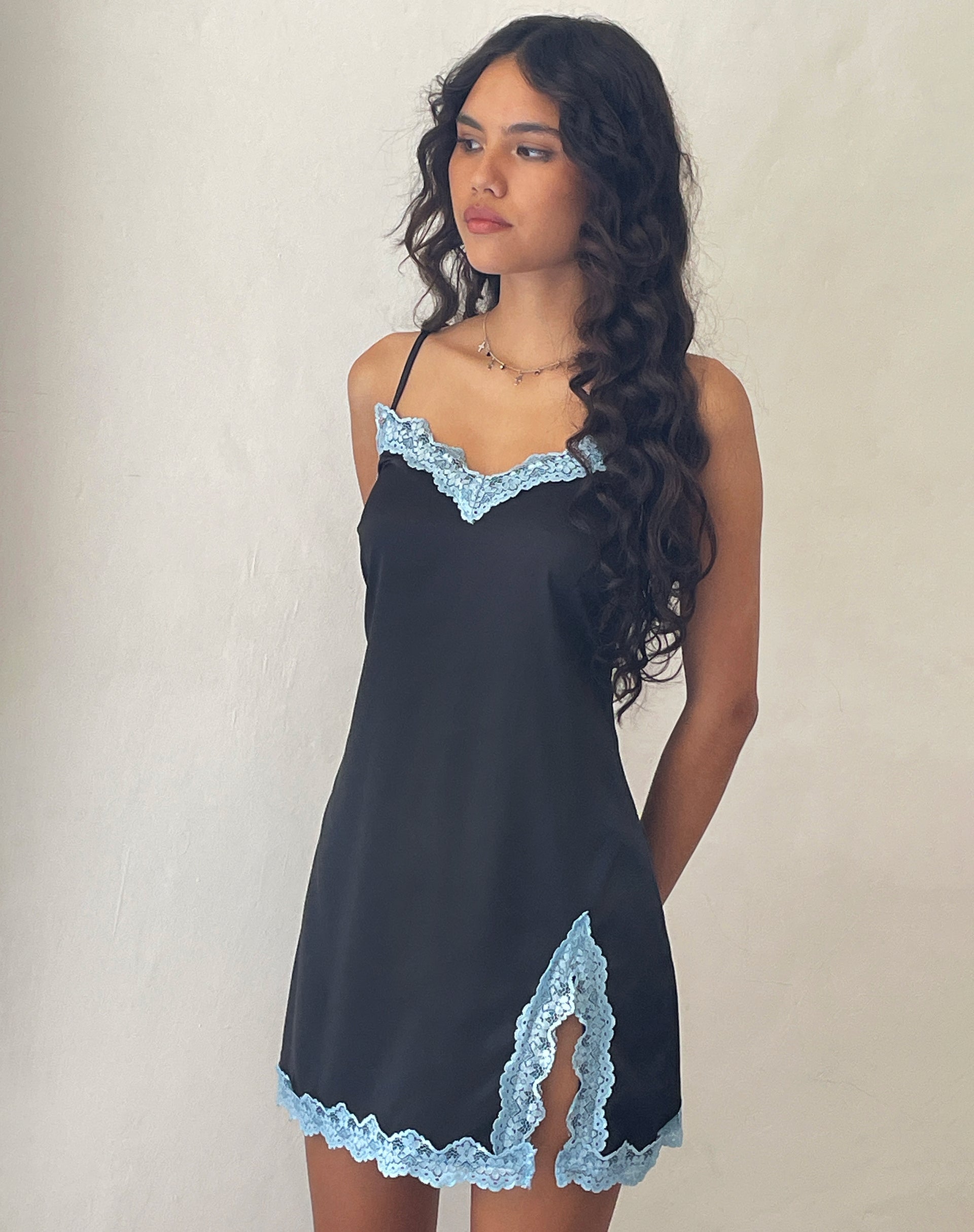 Bild von Oming Slip Mini Dress in Schwarz mit blauer Spitze