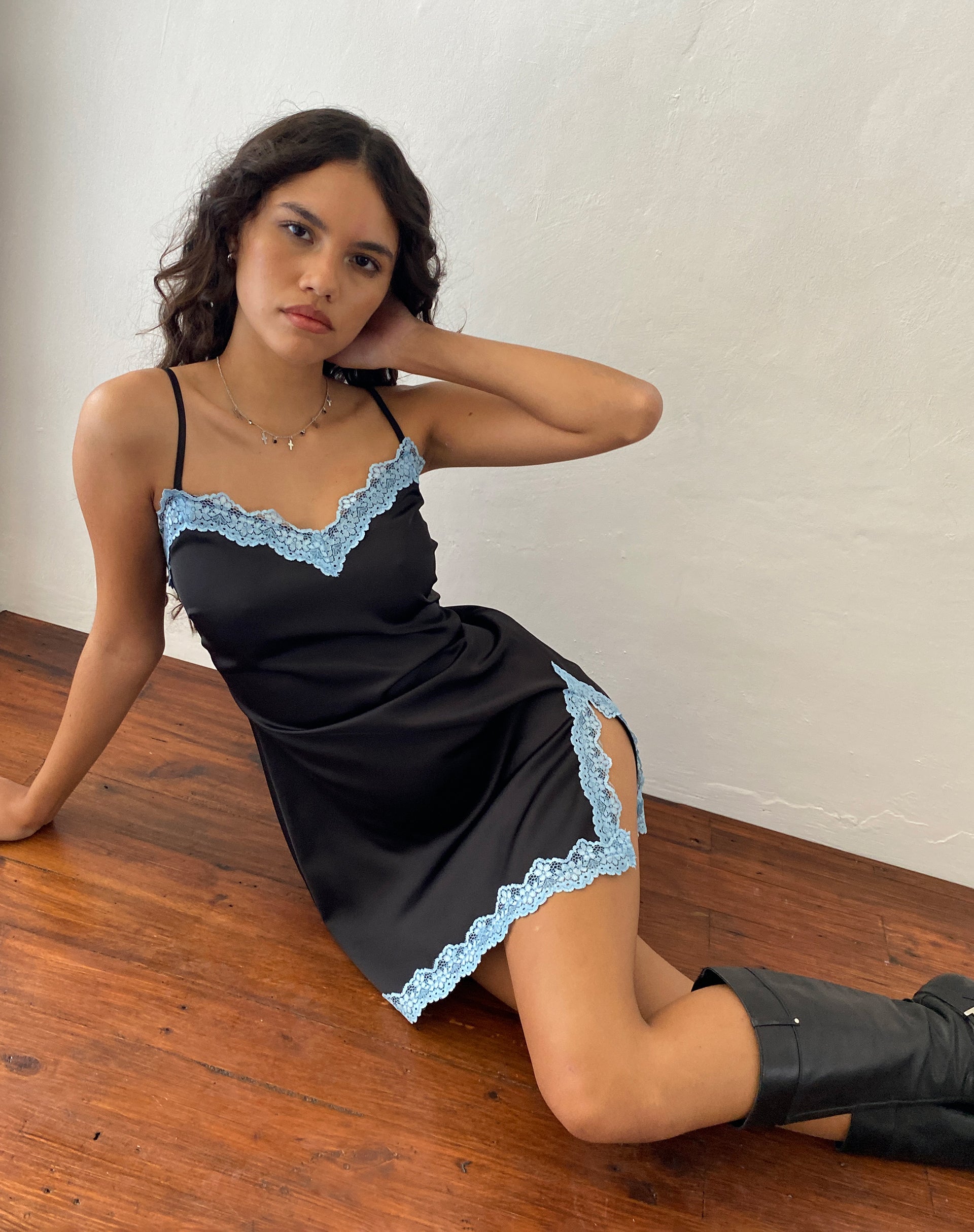Bild von Oming Slip Mini Dress in Schwarz mit blauer Spitze