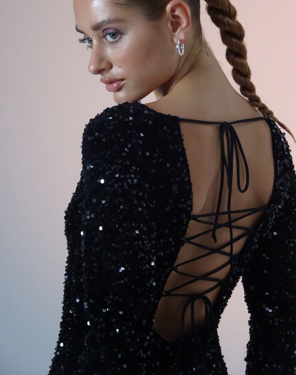 Onaki Langärmeliges Minikleid aus Mini Pailletten Schwarz