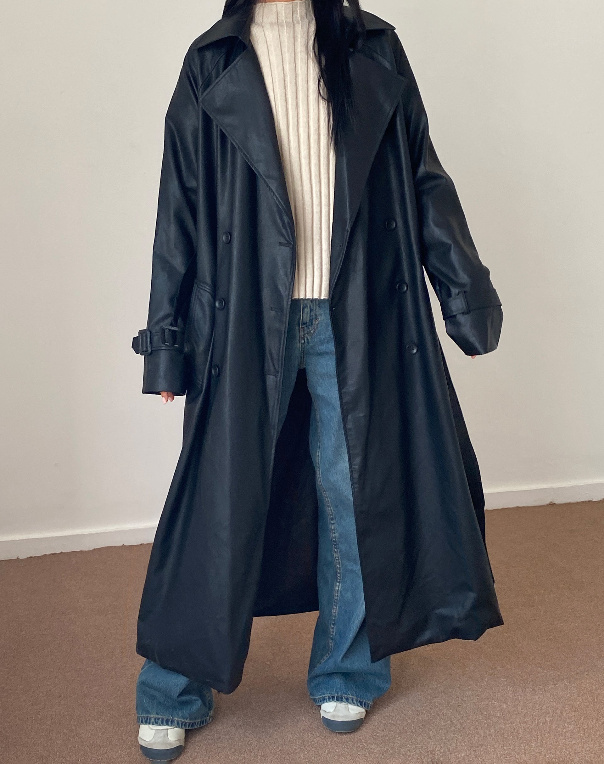 Image of Orcati Zweireihiger Trenchcoat aus schwarzem PU
