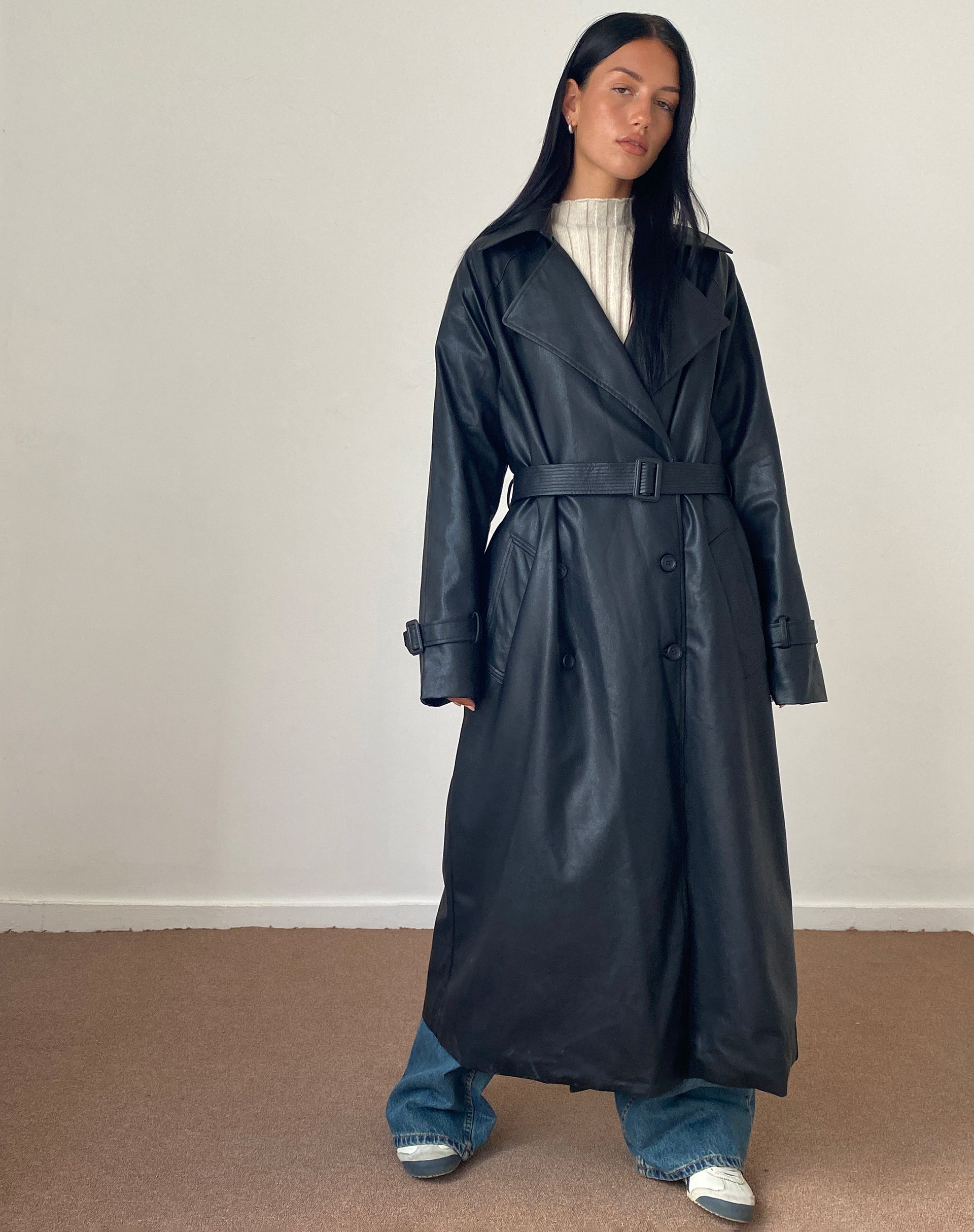 Image of Orcati Zweireihiger Trenchcoat aus schwarzem PU