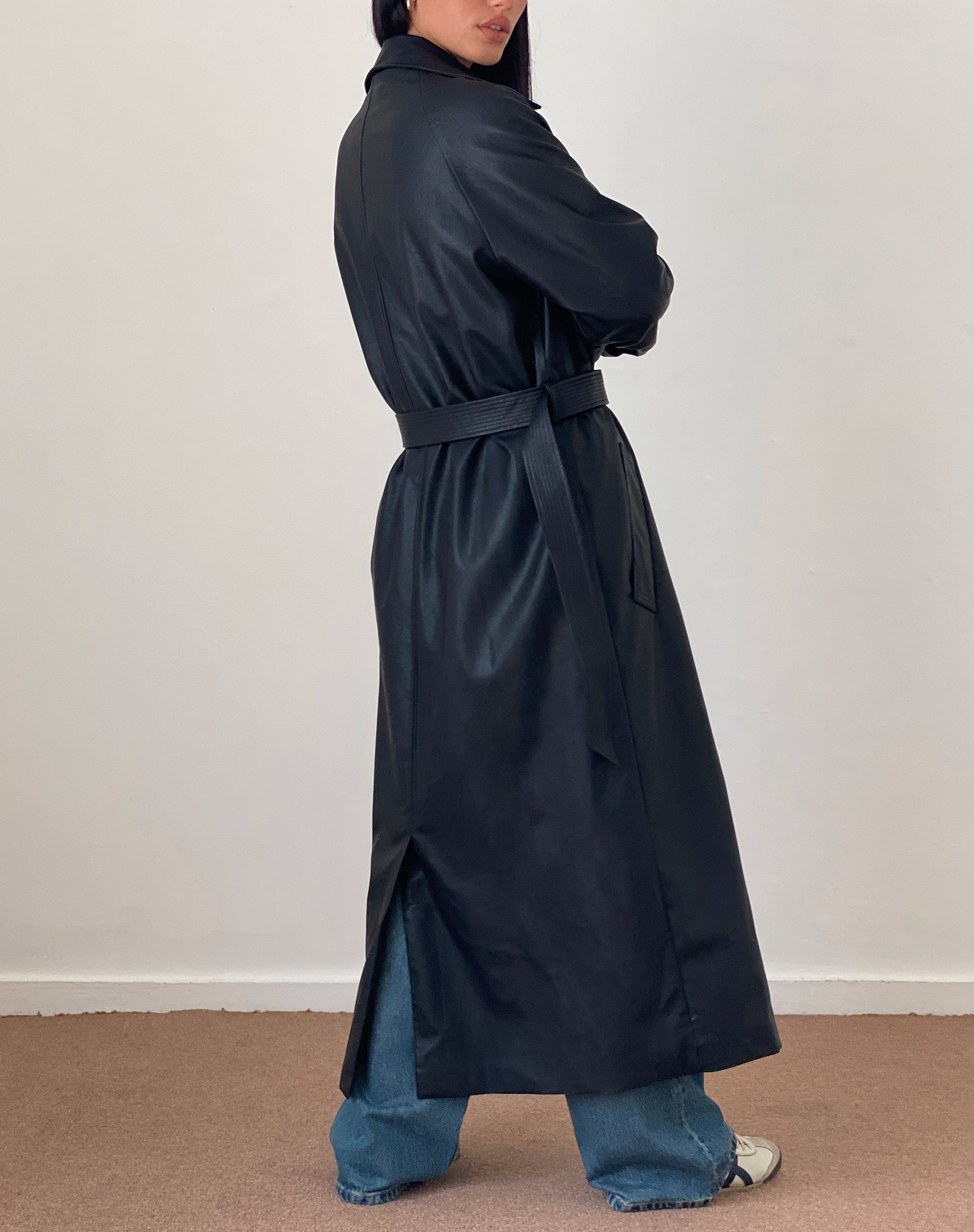 Image of Orcati Zweireihiger Trenchcoat aus schwarzem PU