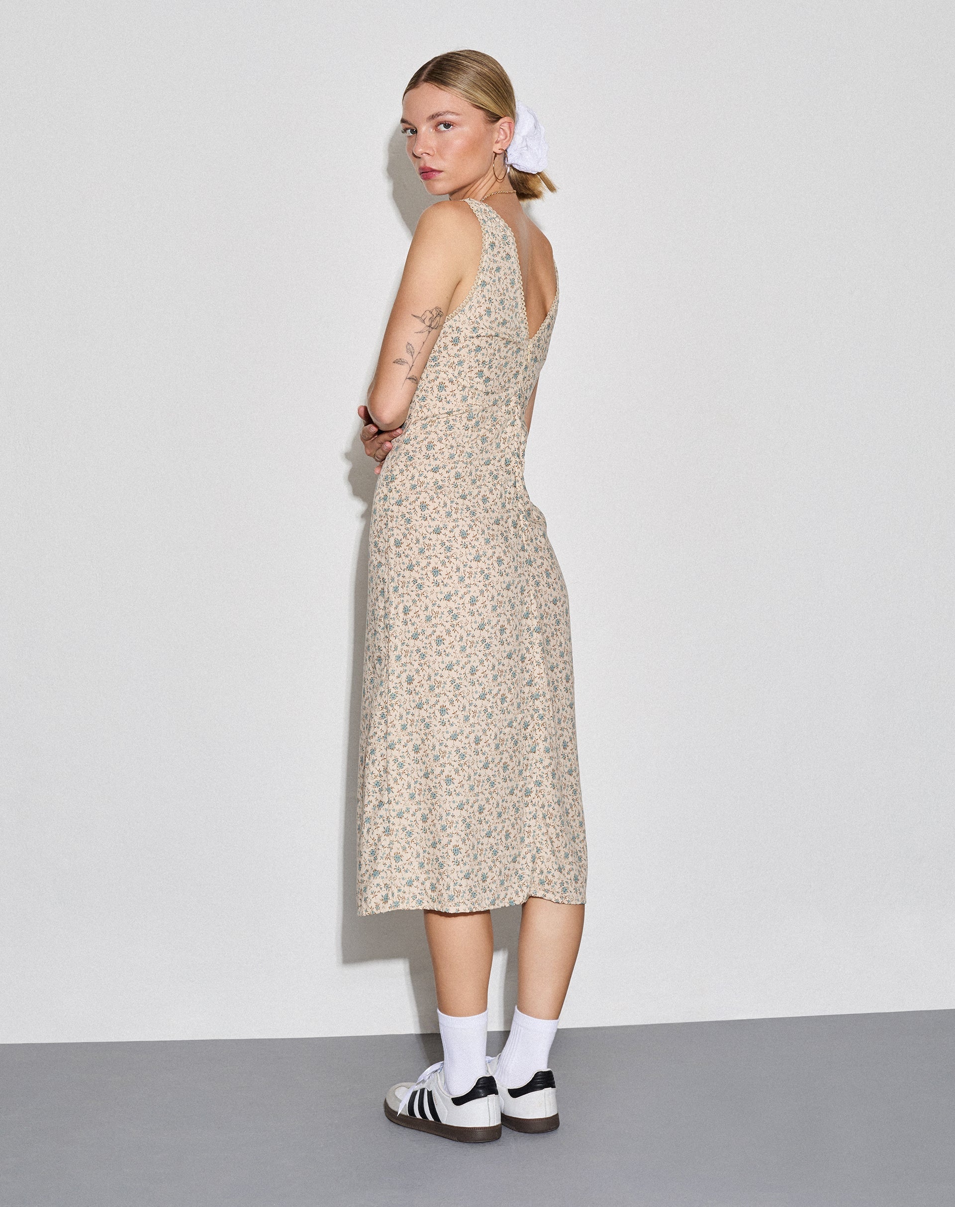 Image of Lavisha Midikleid in antikblau und elfenbeinfarben geblümt