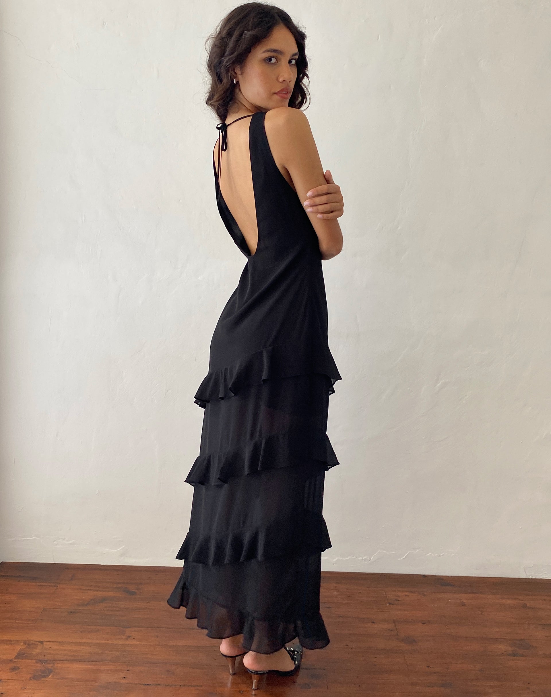 Image of Otna Chiffon-Maxikleid mit Rüschenbesatz in Schwarz