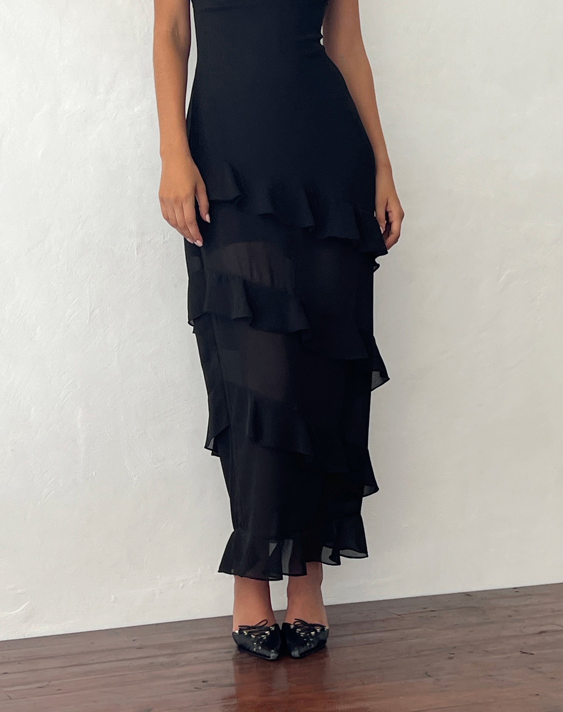 Image of Otna Chiffon-Maxikleid mit Rüschenbesatz in Schwarz