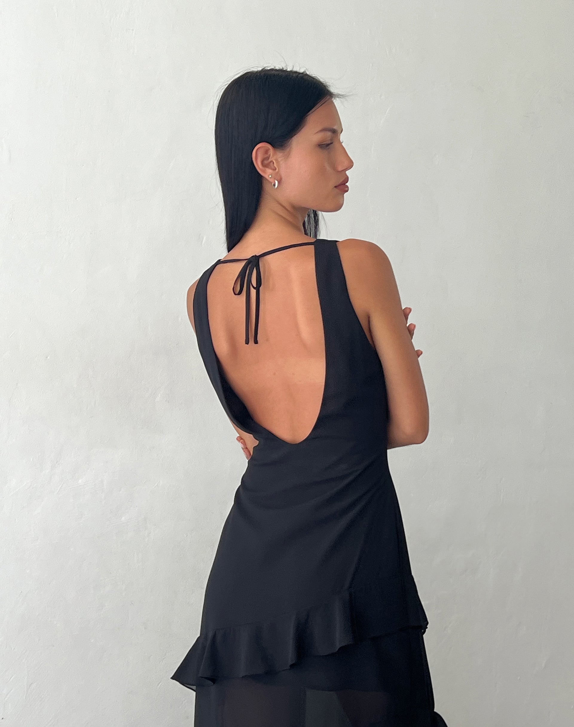 Image of Otna Chiffon-Maxikleid mit Rüschenbesatz in Schwarz
