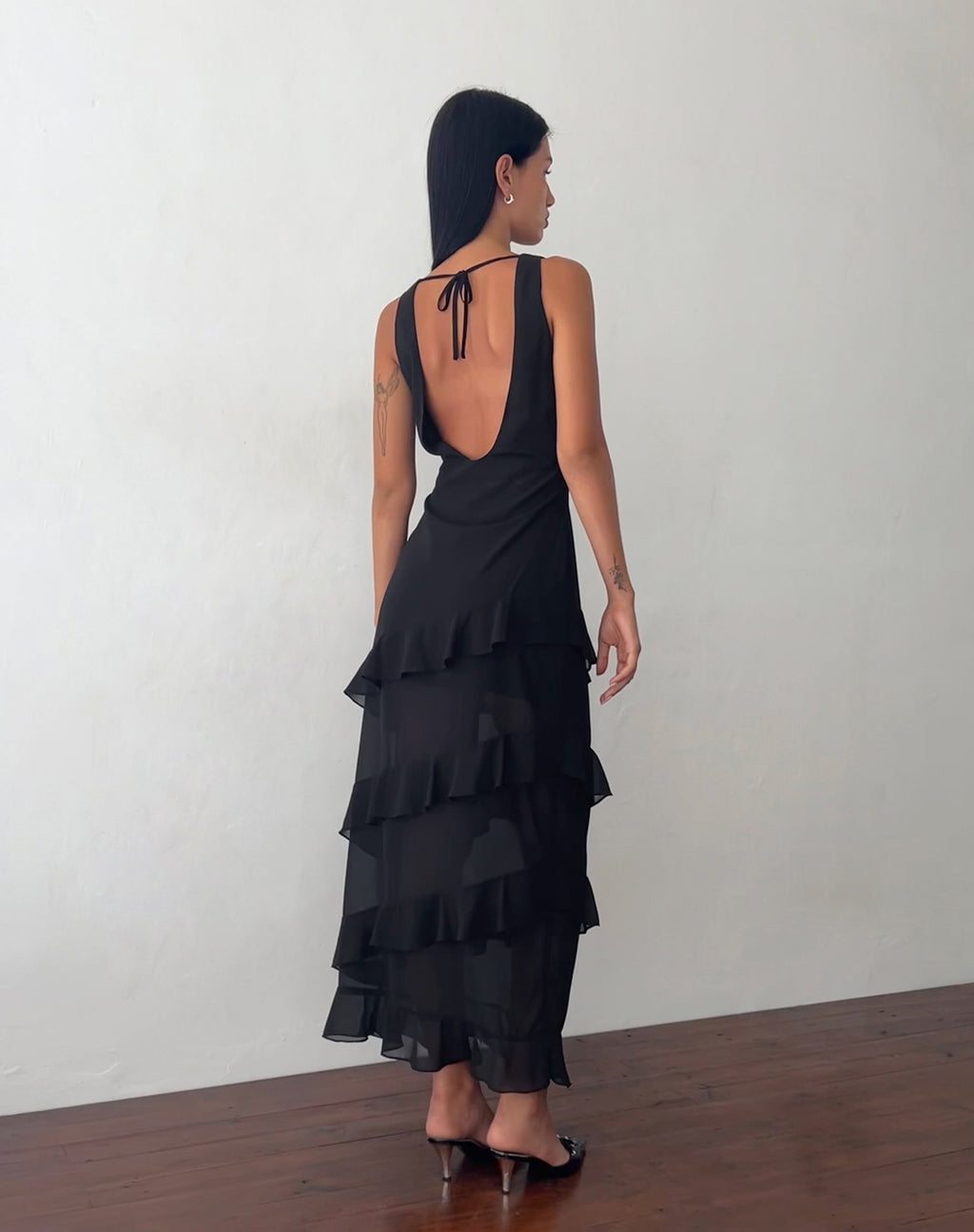 Otna Chiffon-Maxikleid mit Rüschenbesatz in Schwarz