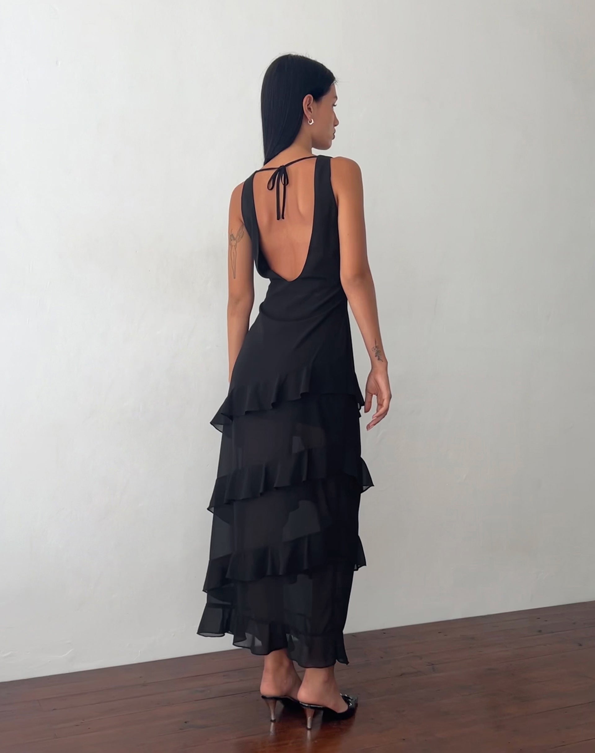 Image of Otna Chiffon-Maxikleid mit Rüschenbesatz in Schwarz