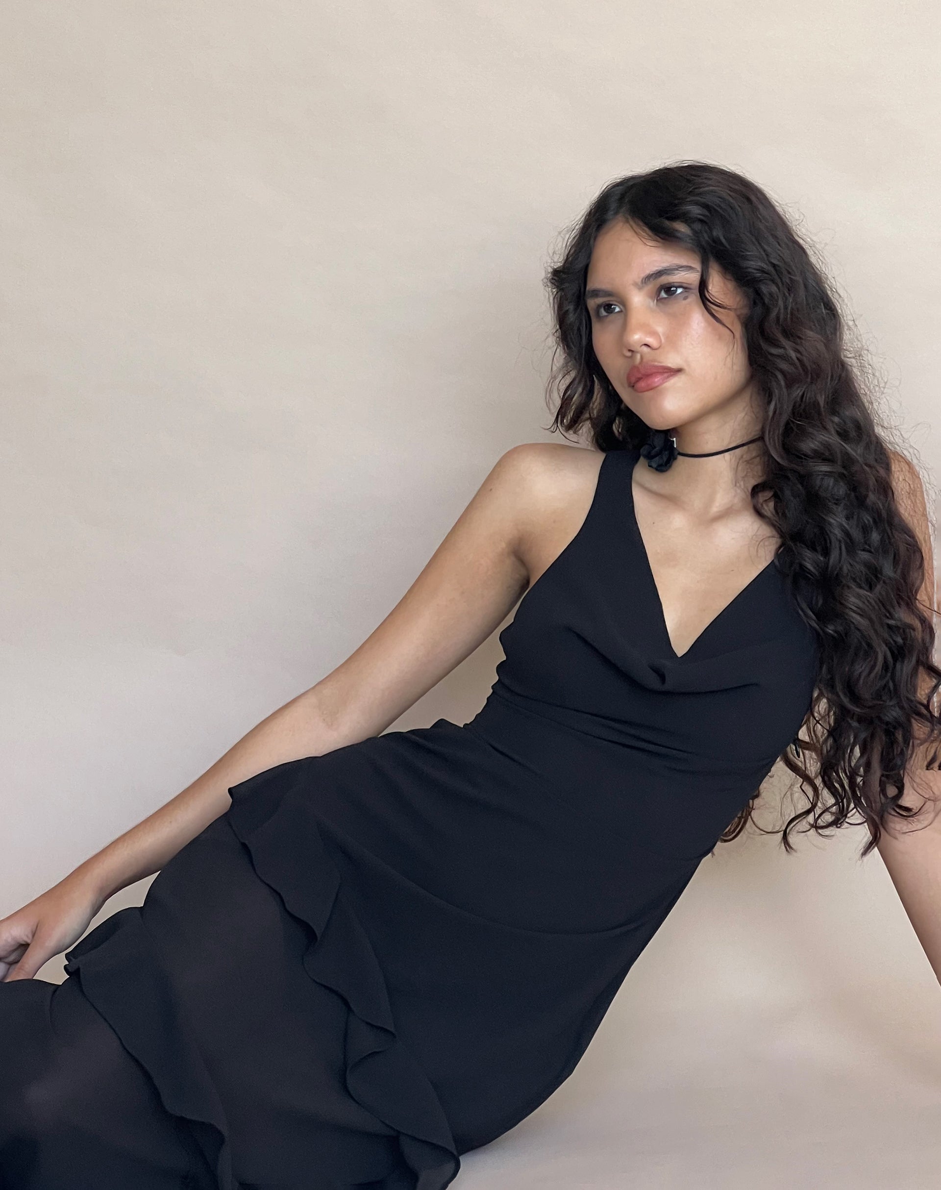 Image of Otna Chiffon-Maxikleid mit Rüschenbesatz in Schwarz