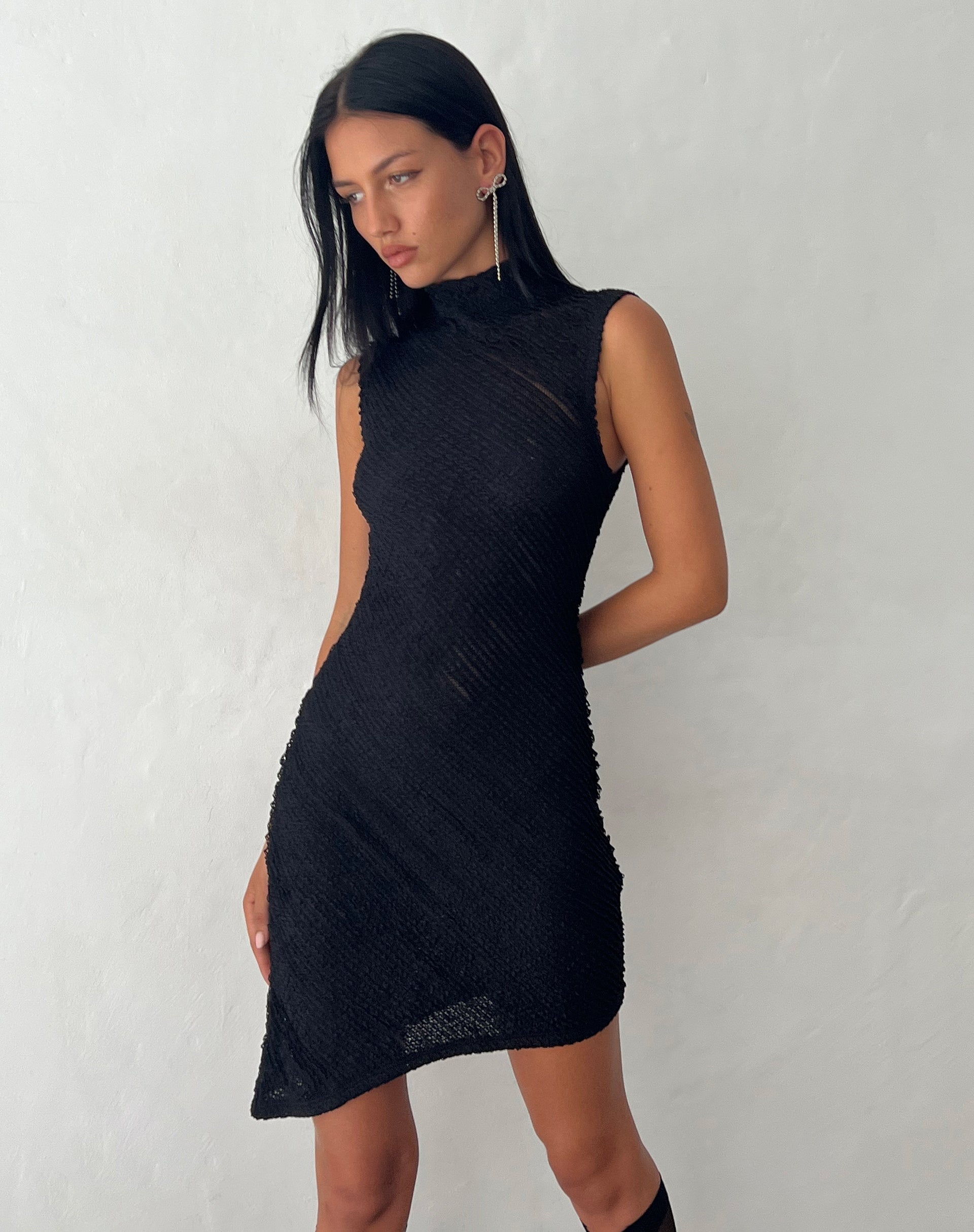 Bild von Ottilie Texturiertes Asymmetrisches Minikleid in Schwarz