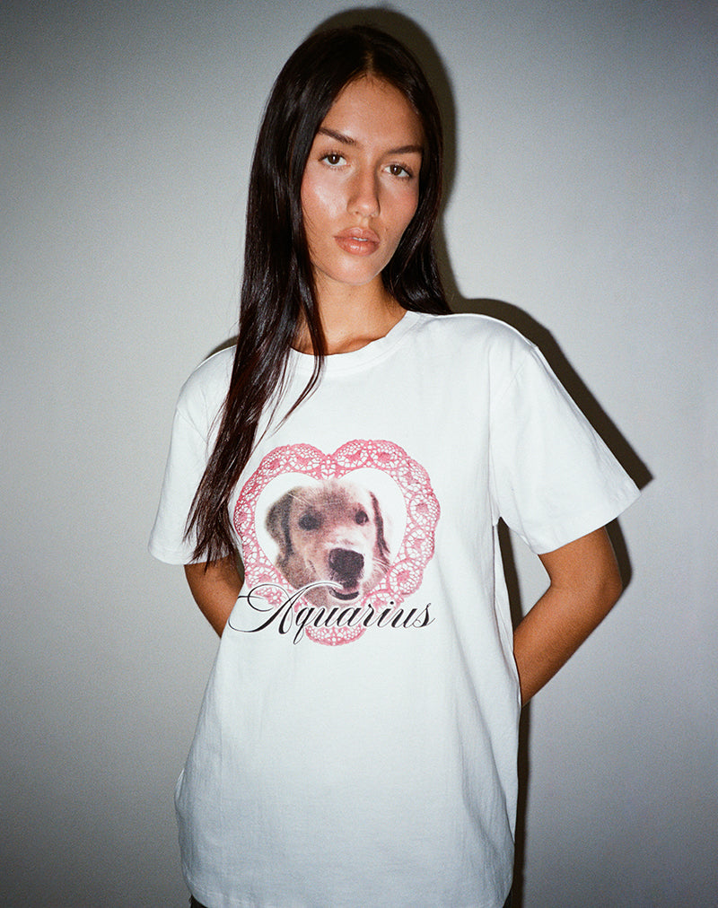 Bild von Oversized Basic Tee in Weiß mit Wassermann-Hund-Grafik