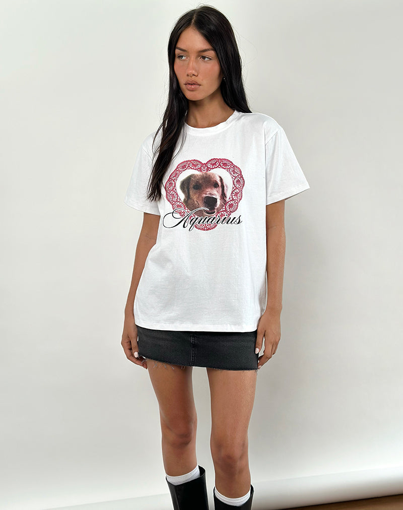 Bild von Oversized Basic Tee in Weiß mit Wassermann-Hund-Grafik