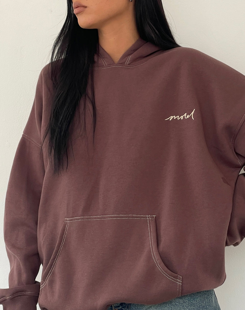 Oversize-Kapuzenpulli in tiefem Mahagoni mit Motel-Kritzelbestickung