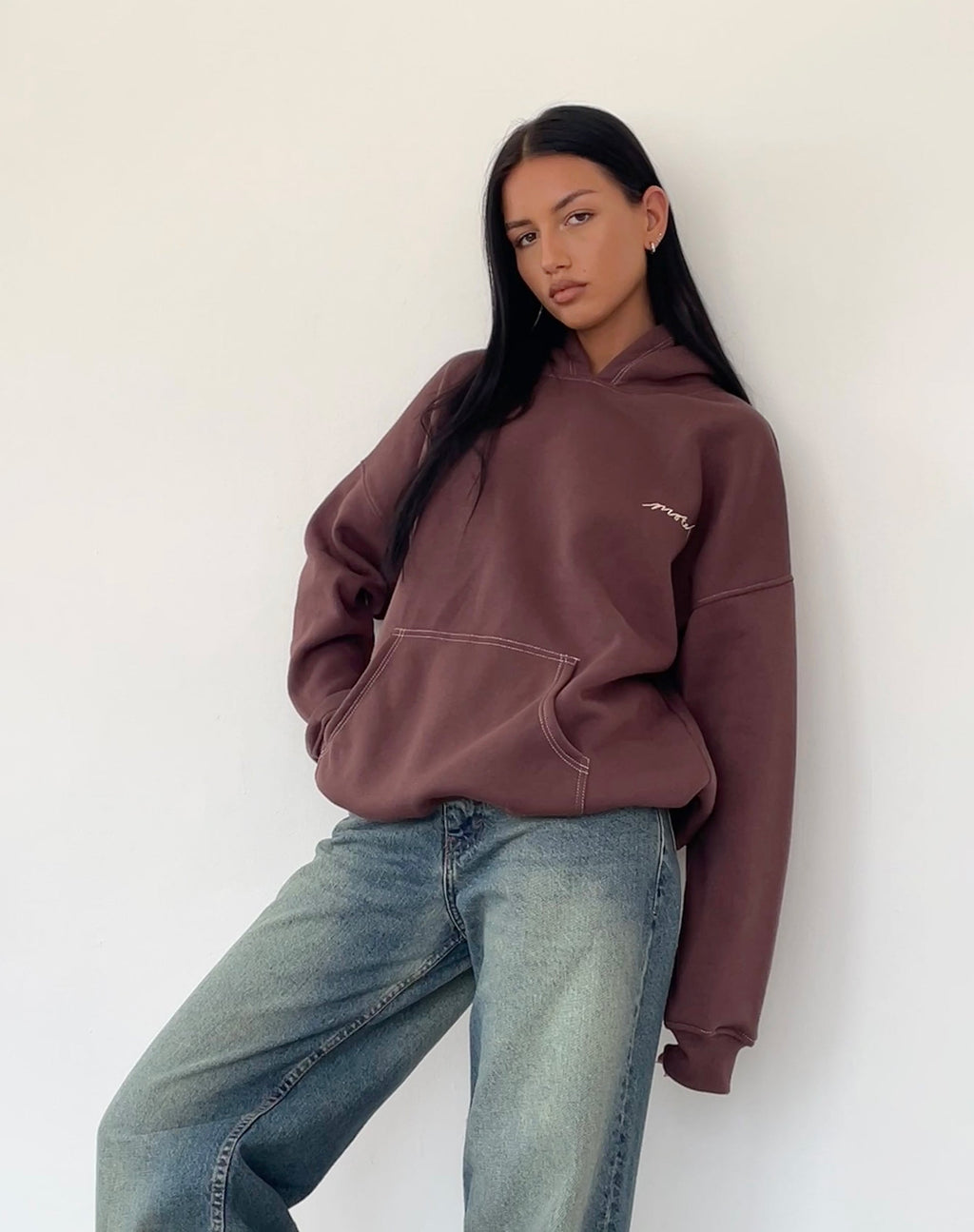 Oversize-Kapuzenpulli in tiefem Mahagoni mit Motel-Kritzelbestickung