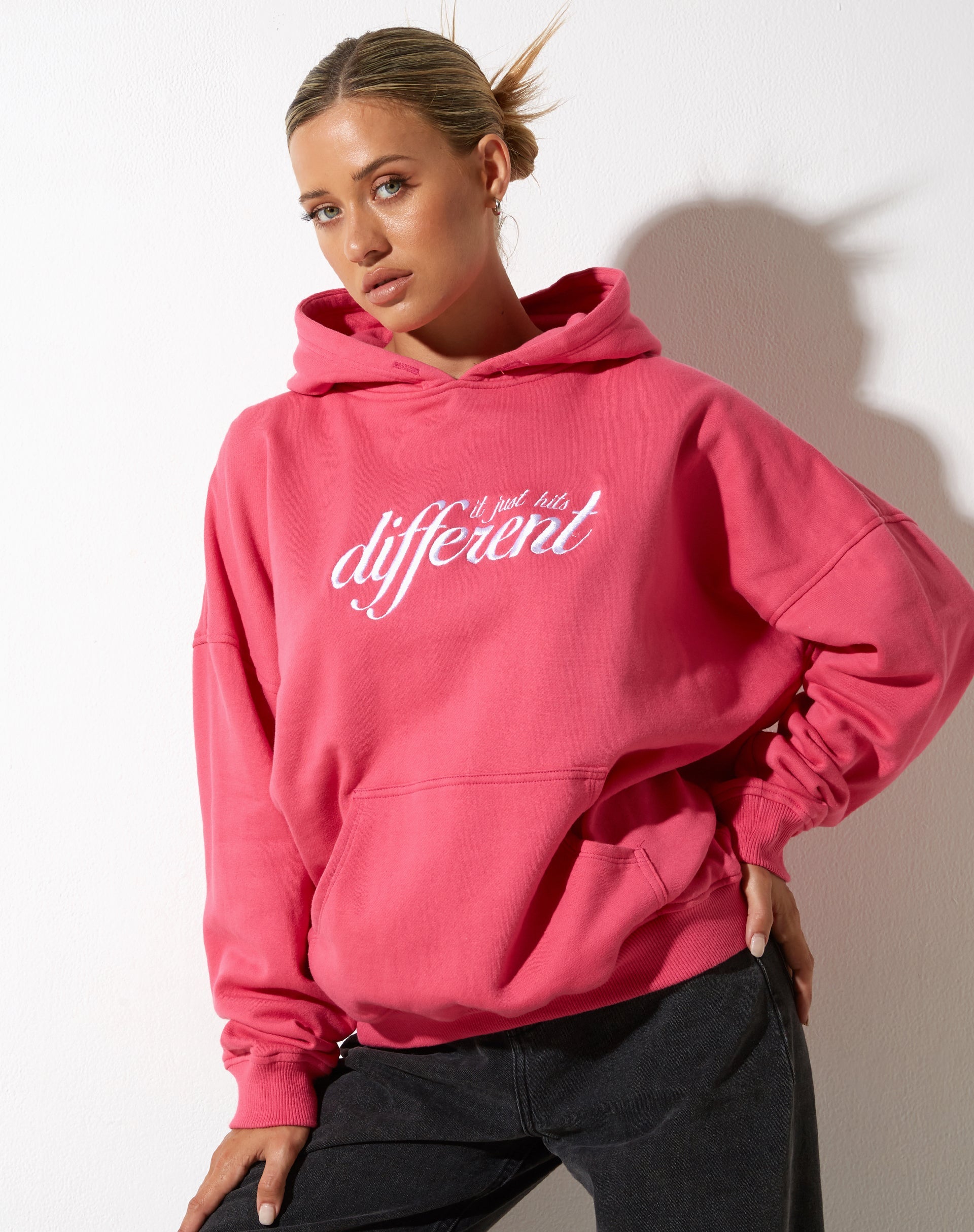 Bild von Oversize Hoodie in Fandango Pink mit "Different" Stickerei