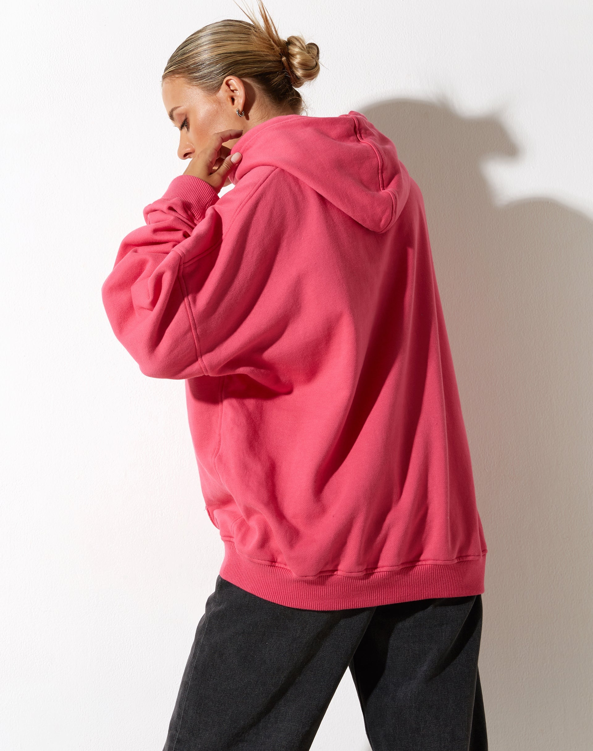 Bild von Oversize Hoodie in Fandango Pink mit "Different" Stickerei