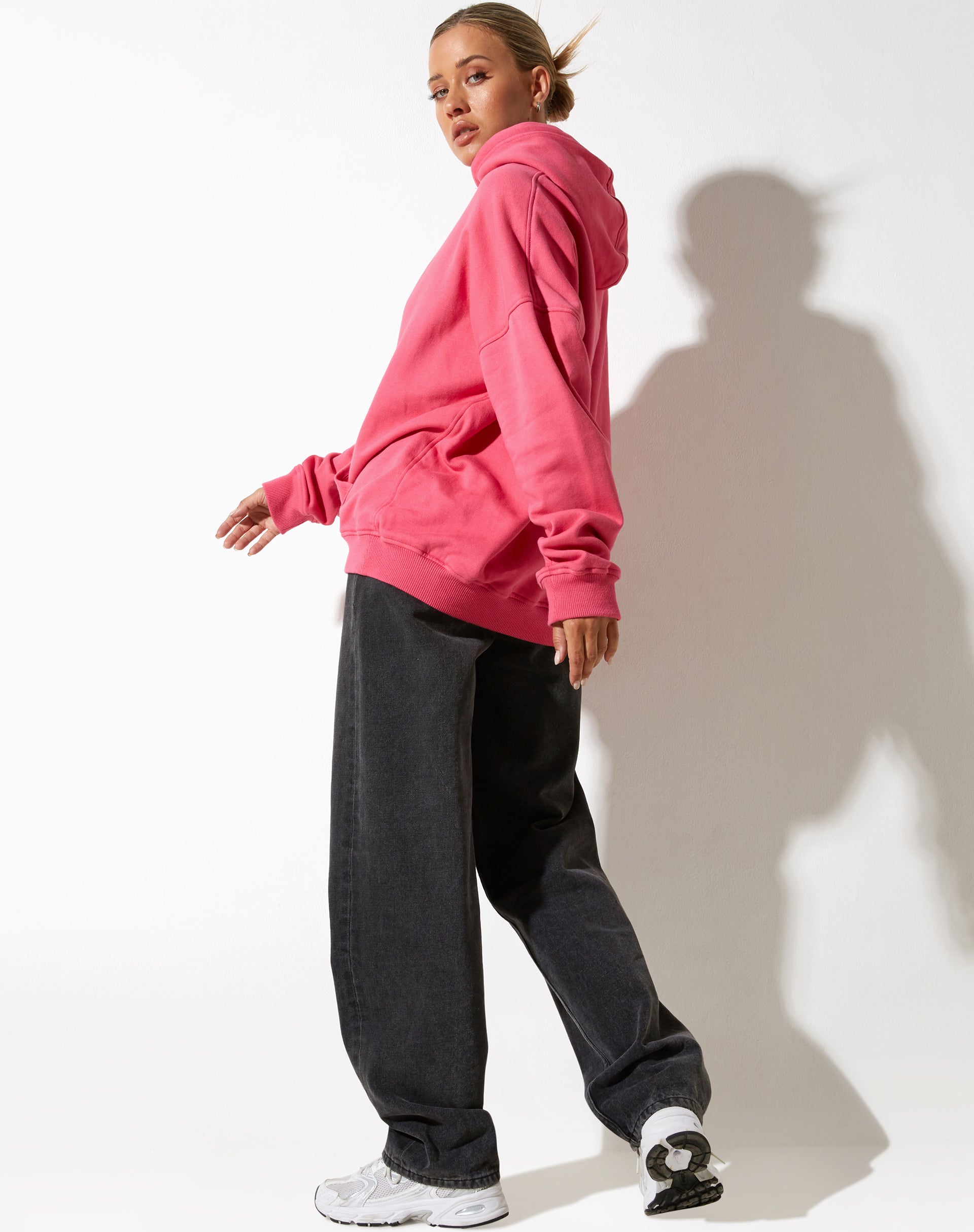 Bild von Oversize Hoodie in Fandango Pink mit "Different" Stickerei