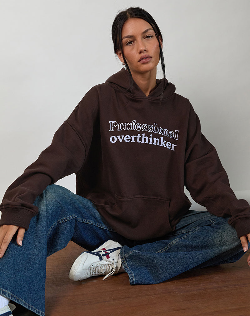 Übergroßer Kapuzenpullover in Bitterschokolade mit Overthinker-Print