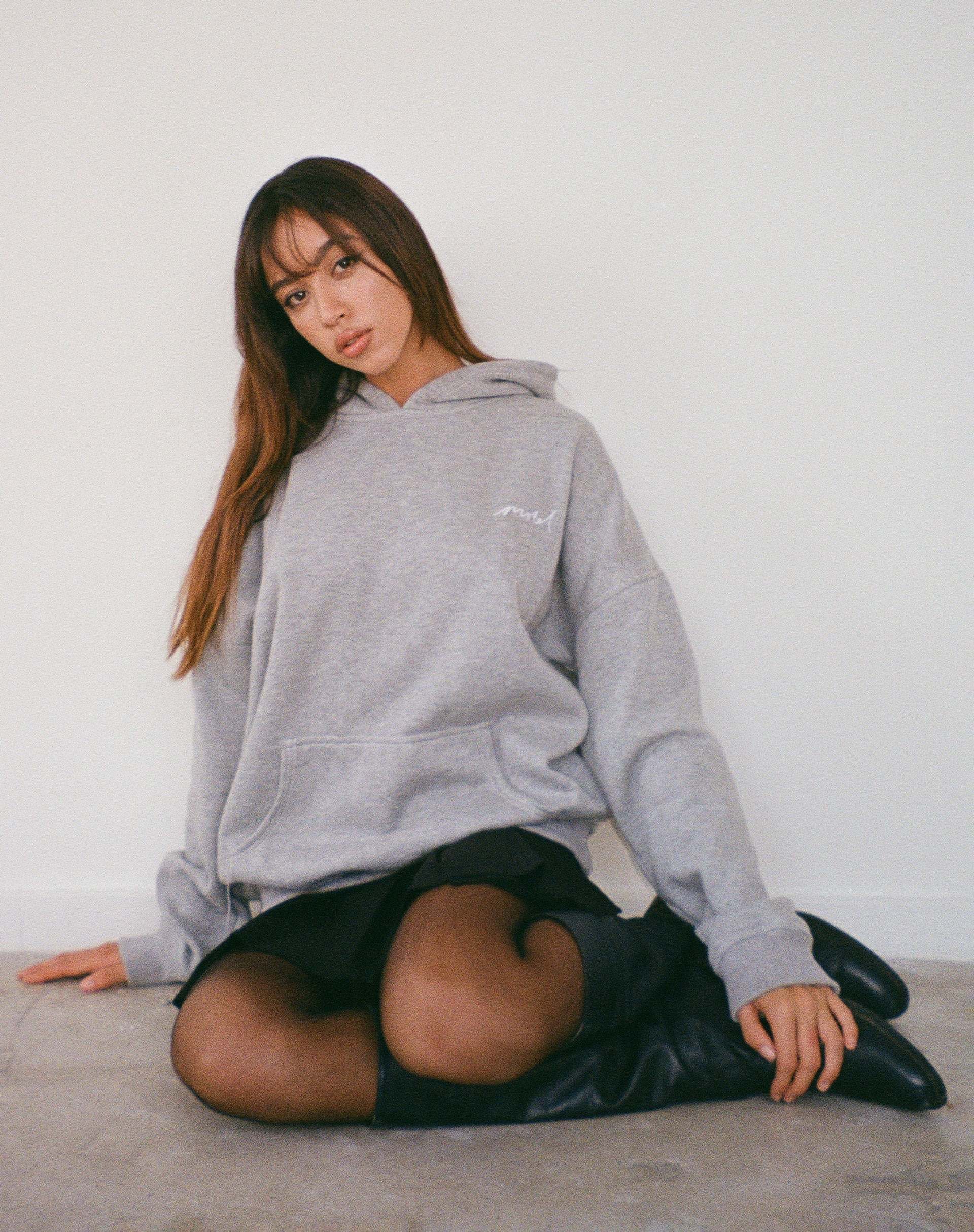Image of Oversize-Kapuzenpulli aus grauem Mergel mit Motel-Kritzelbestickung