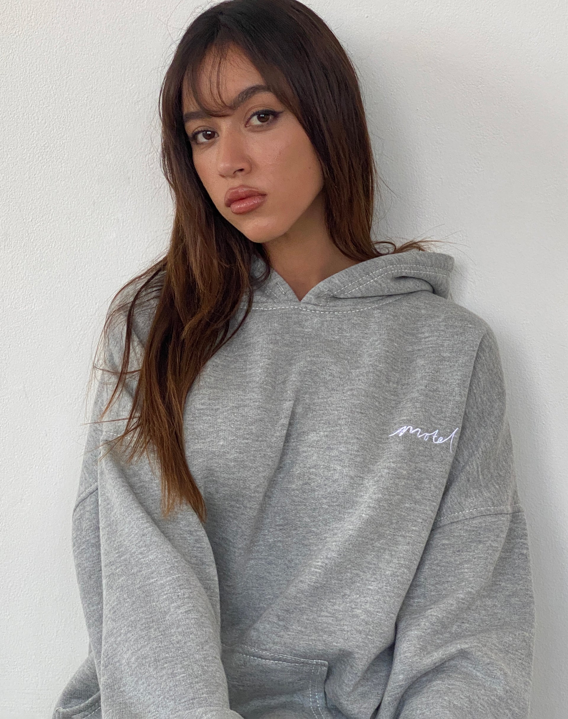 Image of Oversize-Kapuzenpulli aus grauem Mergel mit Motel-Kritzelbestickung