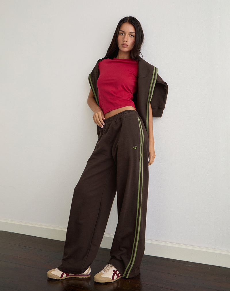 Image of Oze Trackpant in Bitter Chocolate mit grünem Einband und M-Stickerei