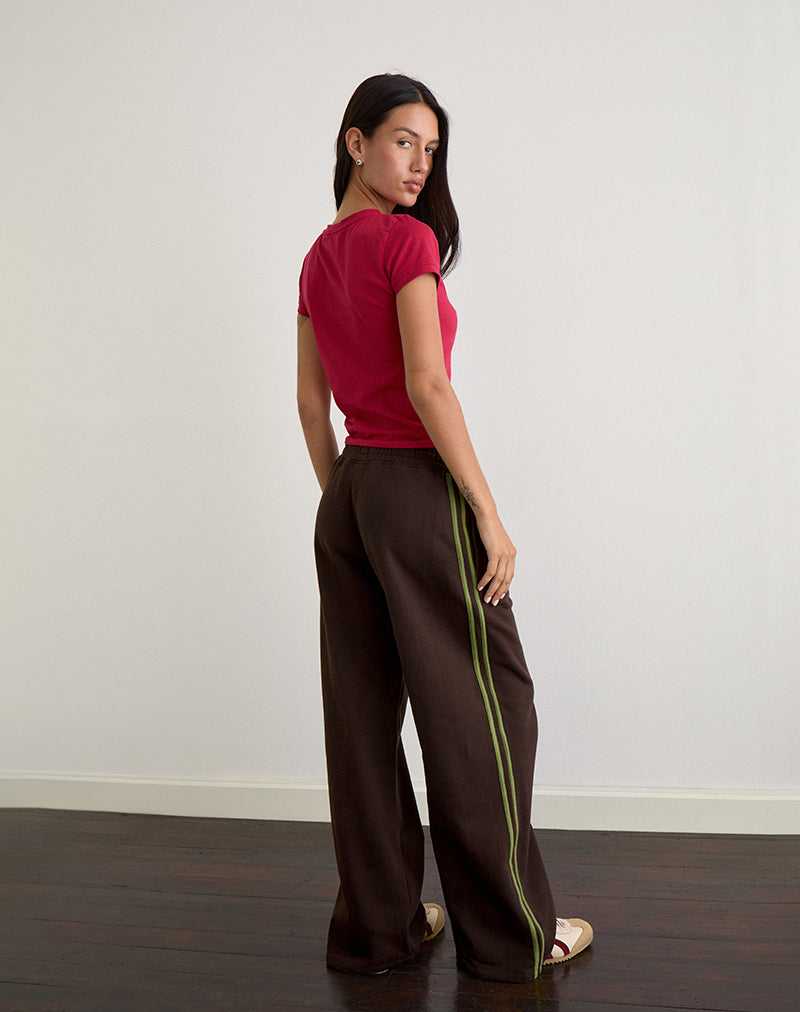Image of Oze Trackpant in Bitter Chocolate mit grünem Einband und M-Stickerei