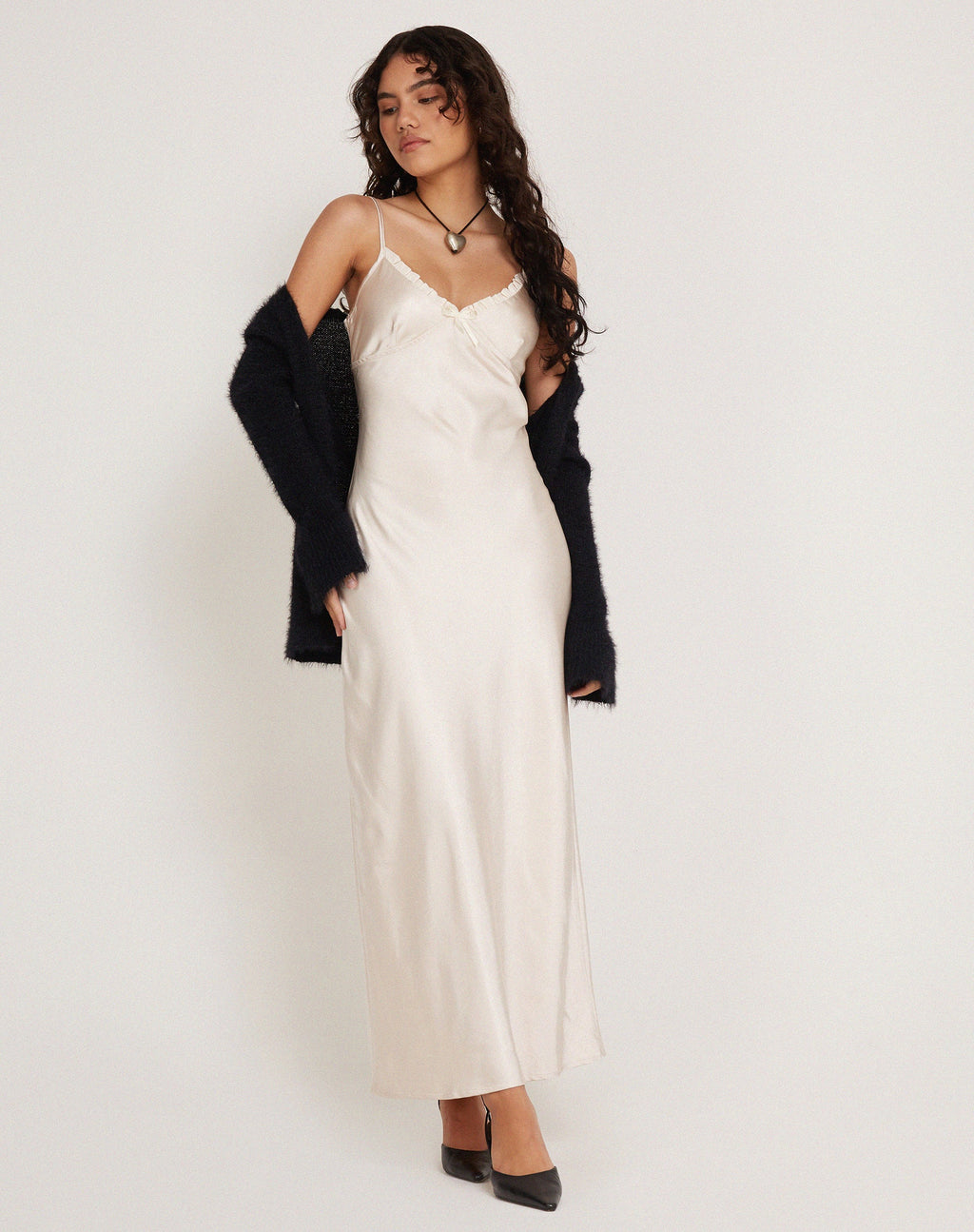 Padil Midikleid aus Satin mit Perlen in Elfenbein