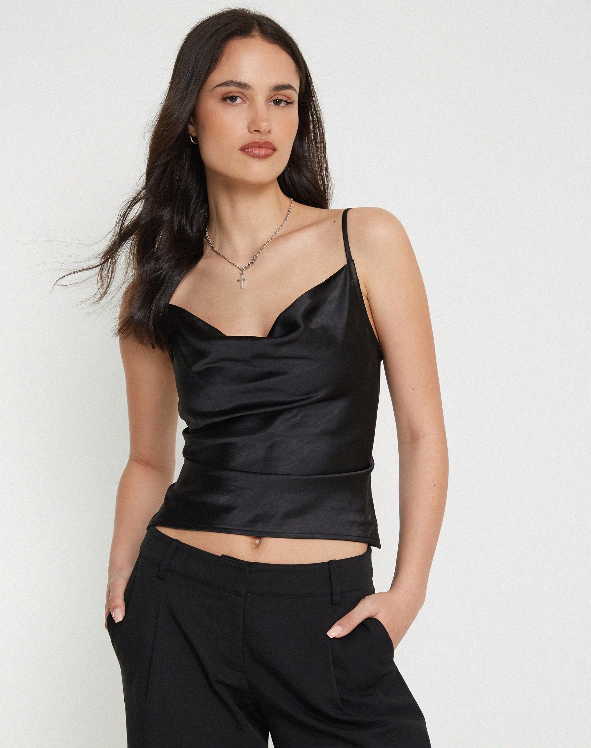 Image of Paiva Cowl Neck Top aus Satin Schwarz