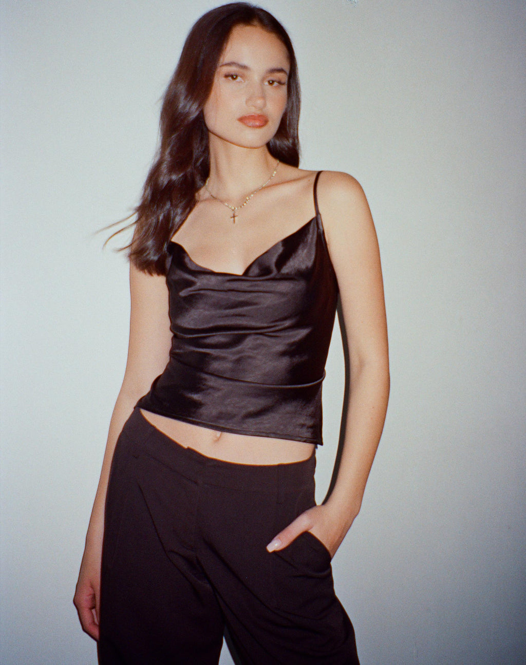 Paiva Cowl Neck Top aus Satin Schwarz