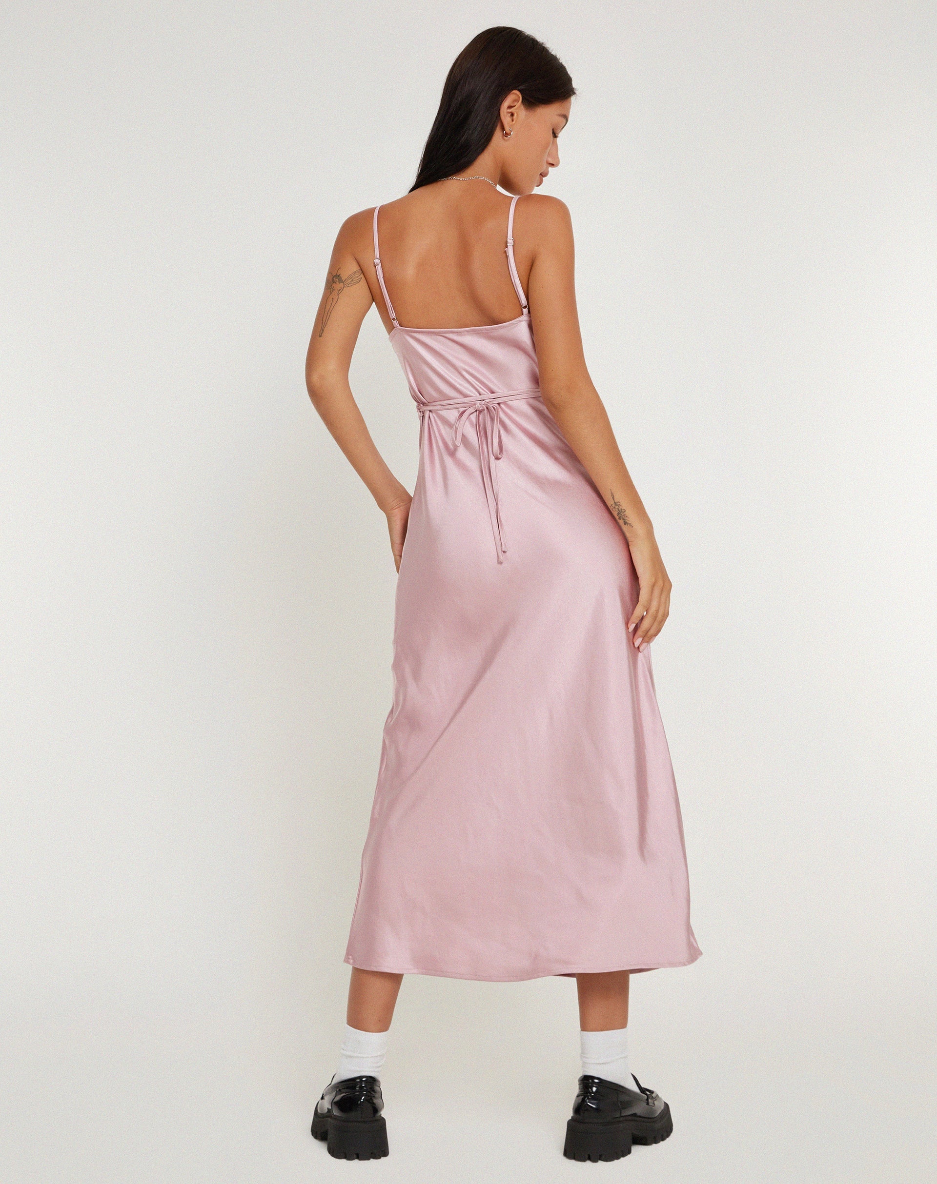 Abbildung: Palasha Midikleid aus Satin in Altrosa