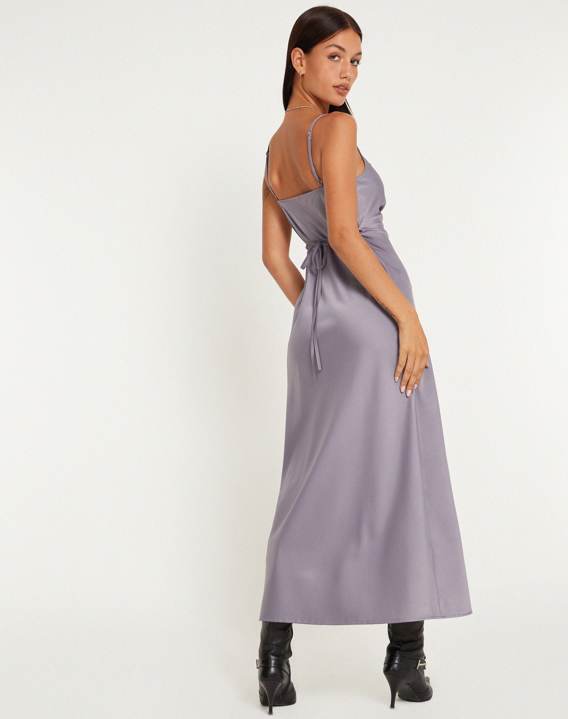 IMAGE OF Palasha Midaxi Kleid in Satin Grey Ridge