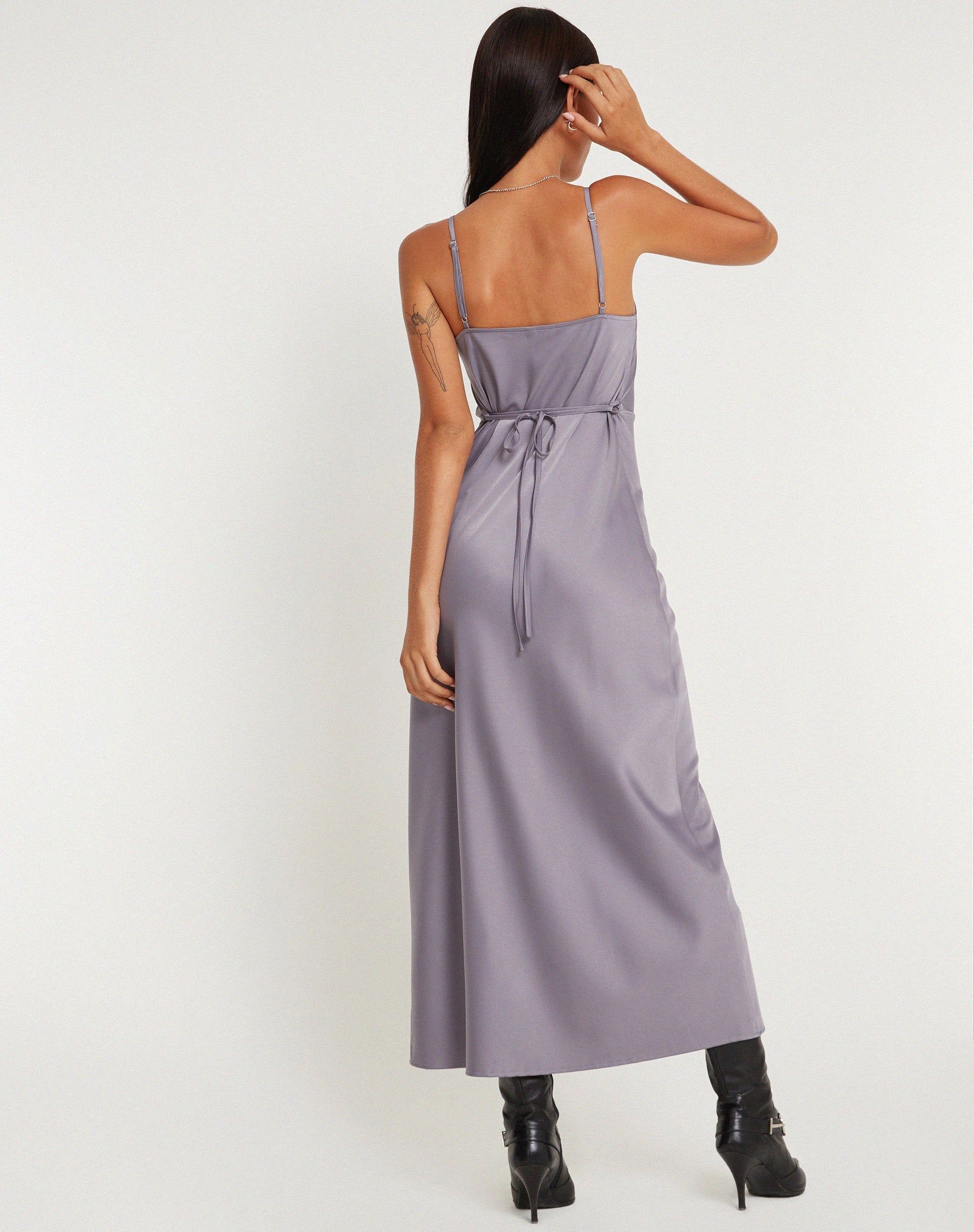 IMAGE OF Palasha Midaxi Kleid in Satin Grey Ridge