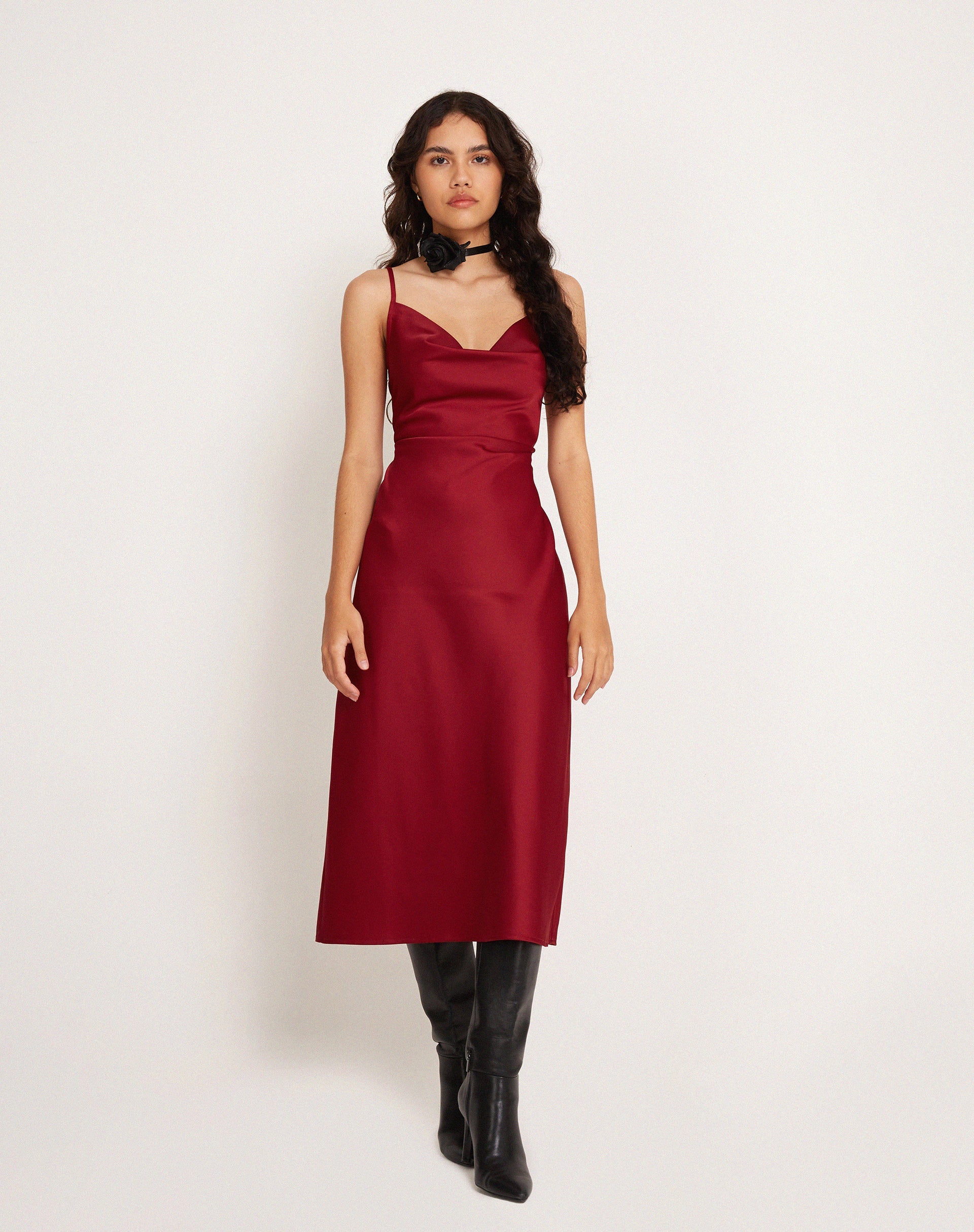 Abbildung: Palasha Midikleid aus rotem Satin