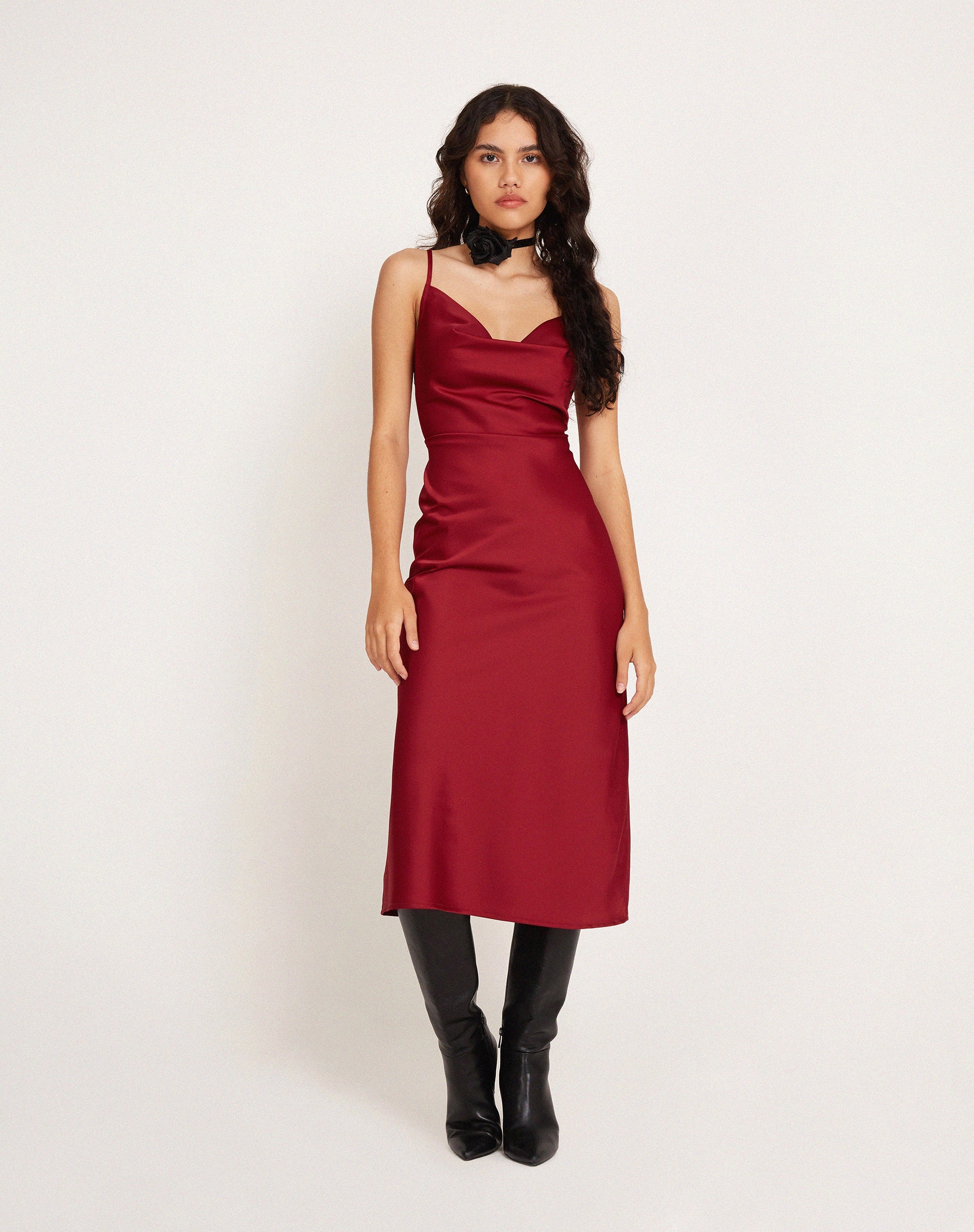 Abbildung: Palasha Midikleid aus rotem Satin