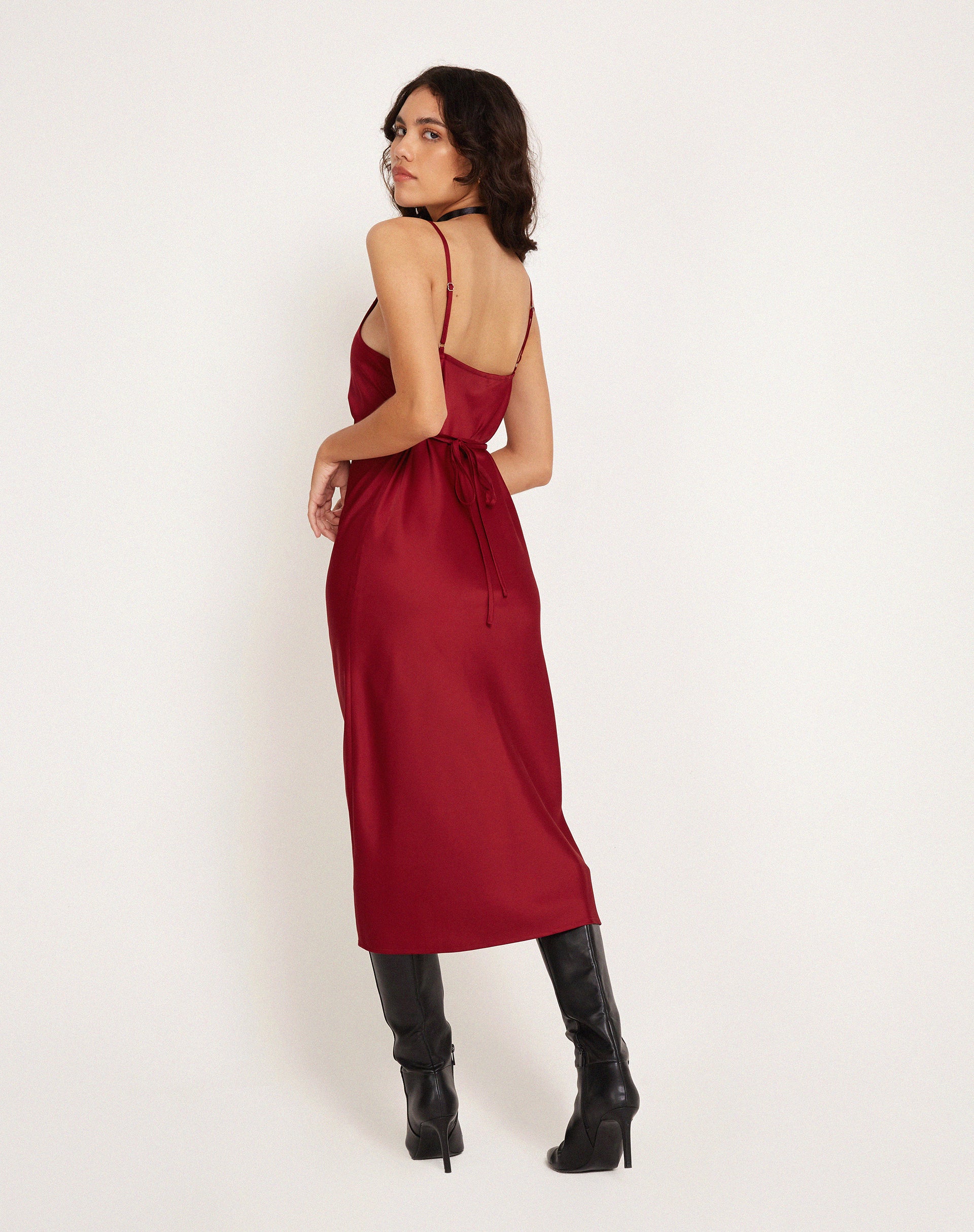 Abbildung: Palasha Midikleid aus rotem Satin