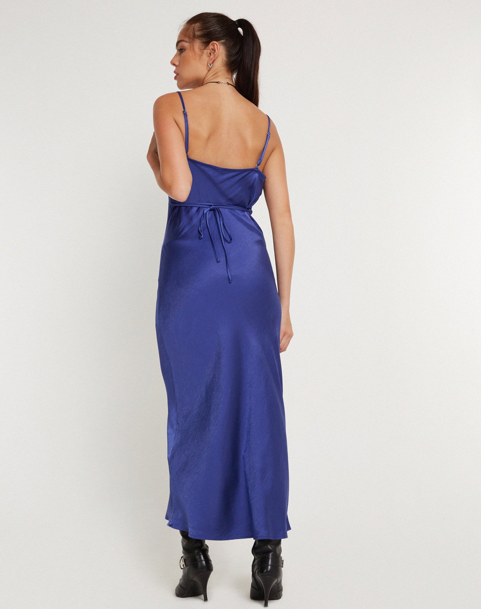 Image of Palasha Midikleid aus Satin Spectrum Blau