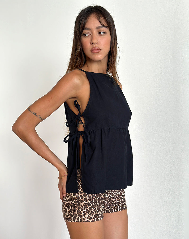 Image of Palsi Tie Side Ärmelloses Top in Schwarz