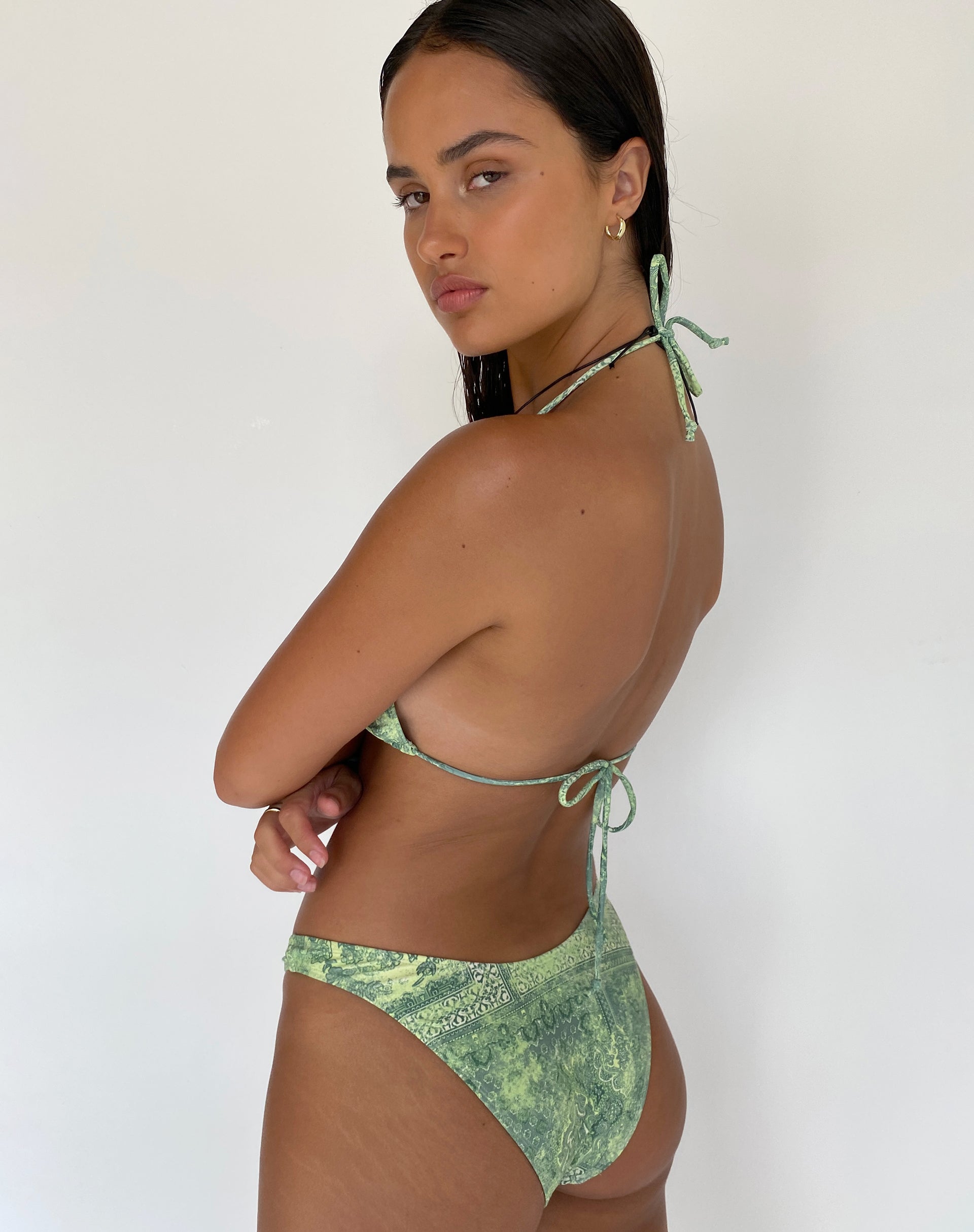 Bild von Farida Bikiniunterteil in abstraktem Paisley Grün