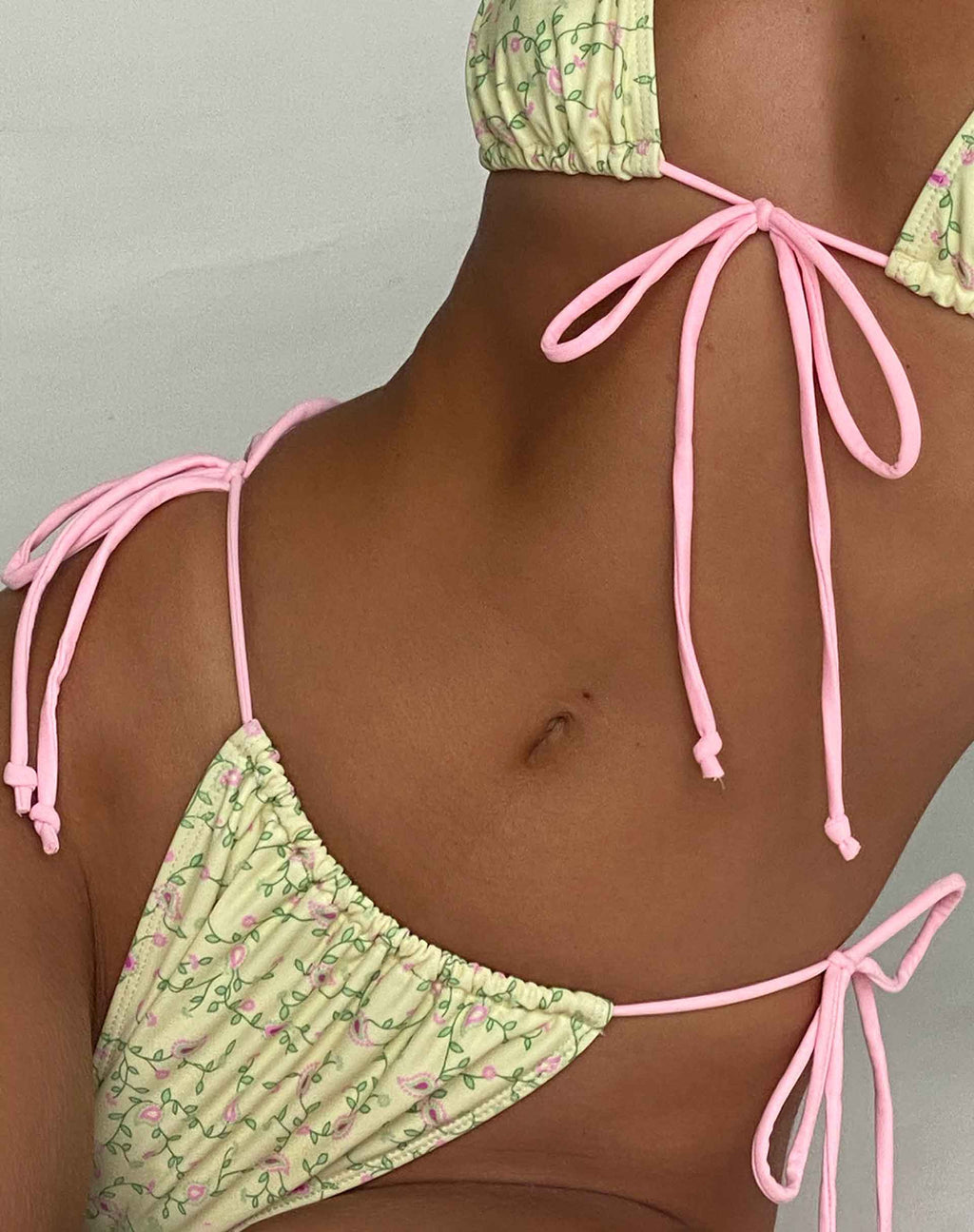 Leyna Bikiniunterteil in Paisley Gelb mit rosa Bindung