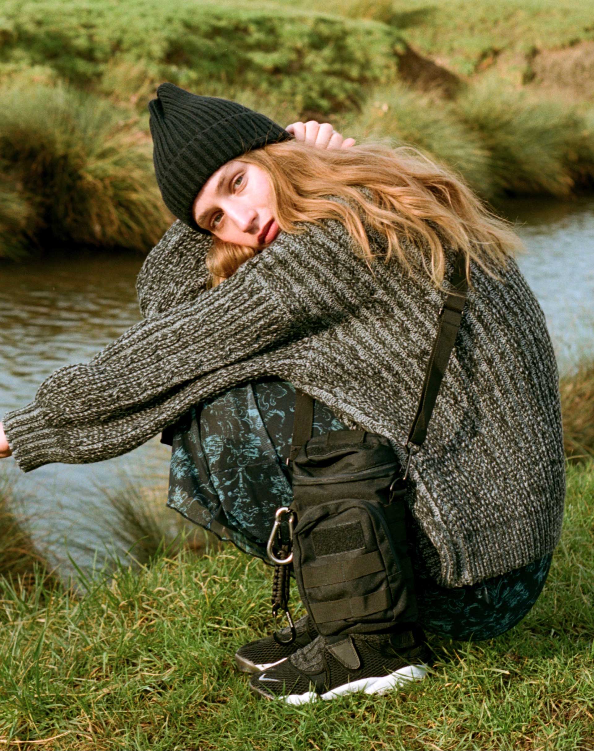 Abbildung des Amieta Strickpullovers in Shadow Grey
