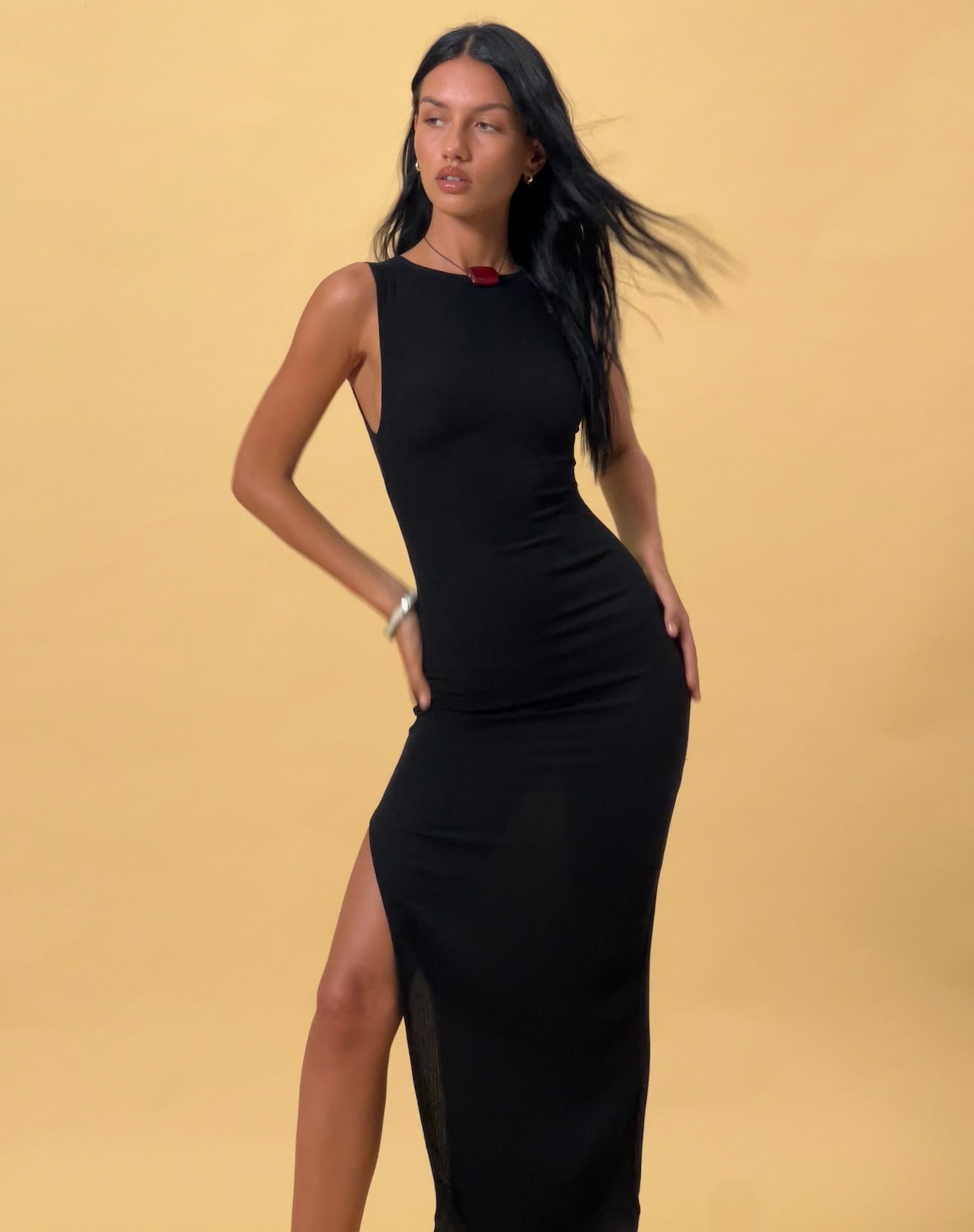 Bild von Minyo Racer Neck Maxikleid in Crinkle Schwarz