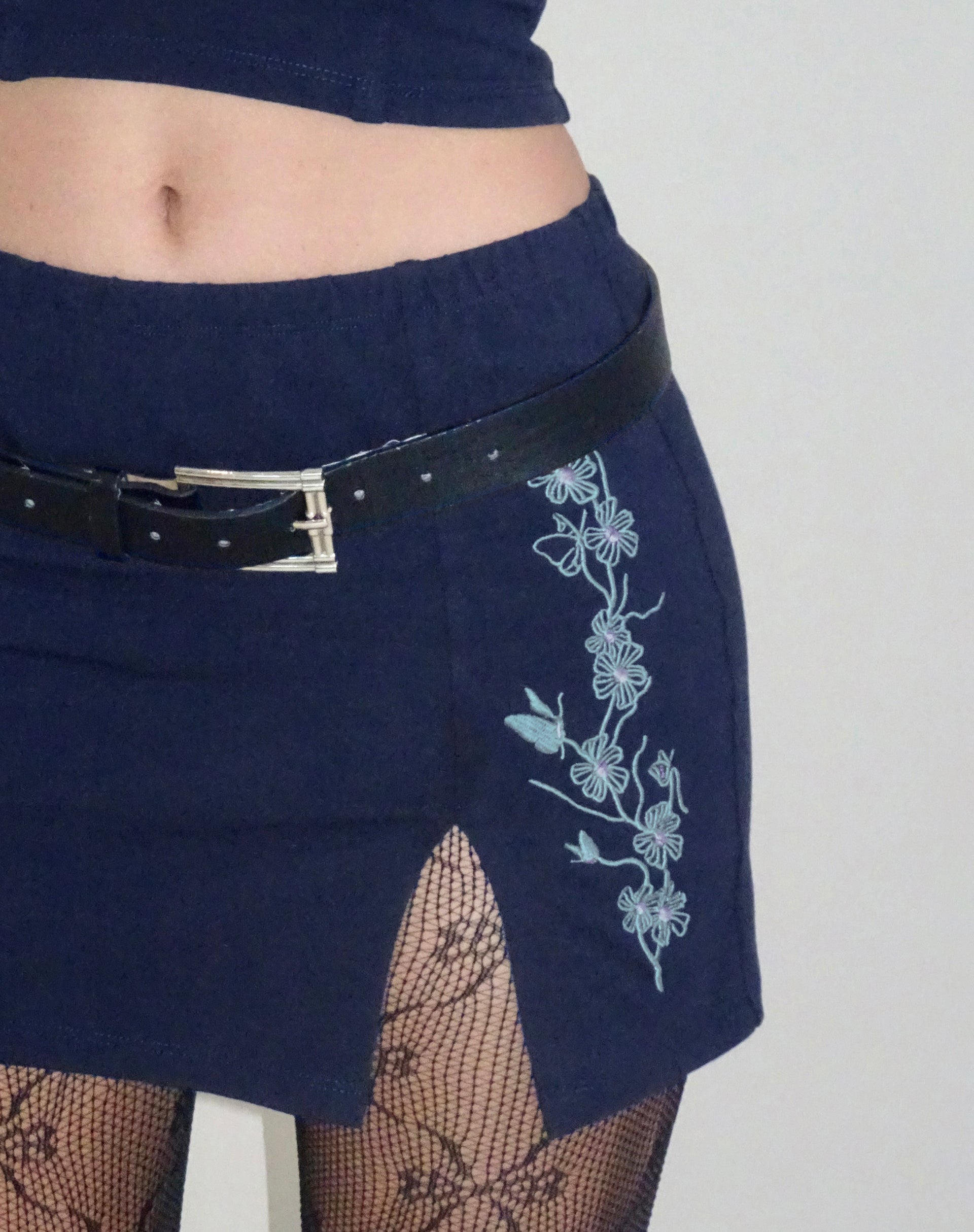 Abbildung von Lael Mini Rock in Navy Flower Butterfly Emb
