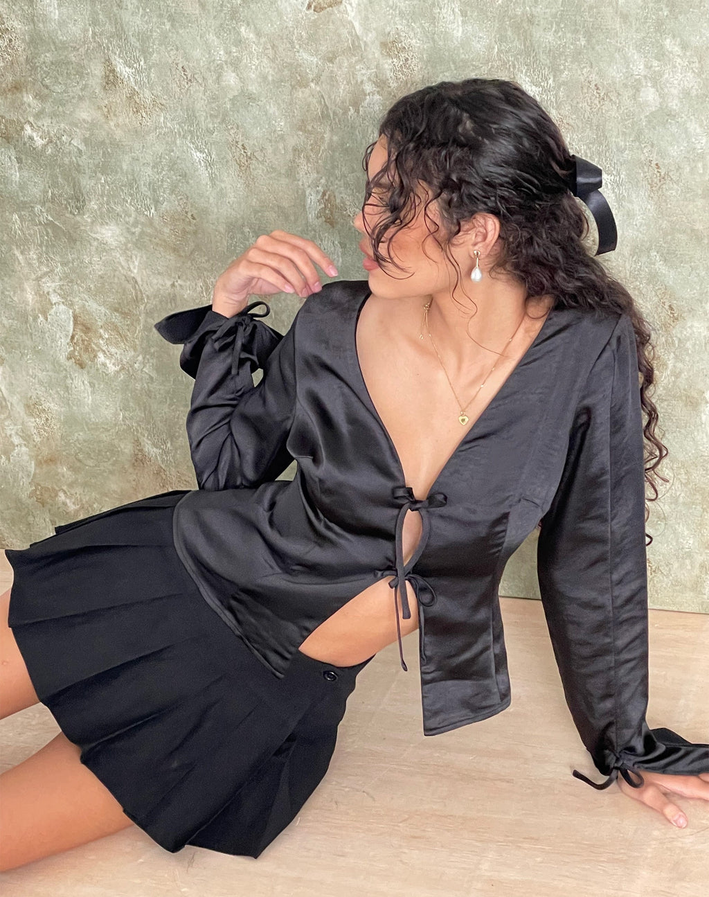 Ruhara Langärmeliges Top aus Satin Schwarz