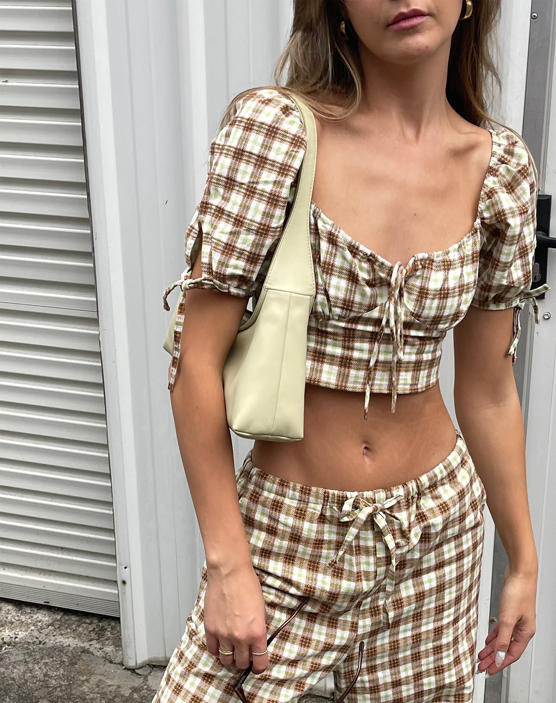 Bild von MOTEL X JACQUIE Auri Crop Top in Gelb Braun Karo