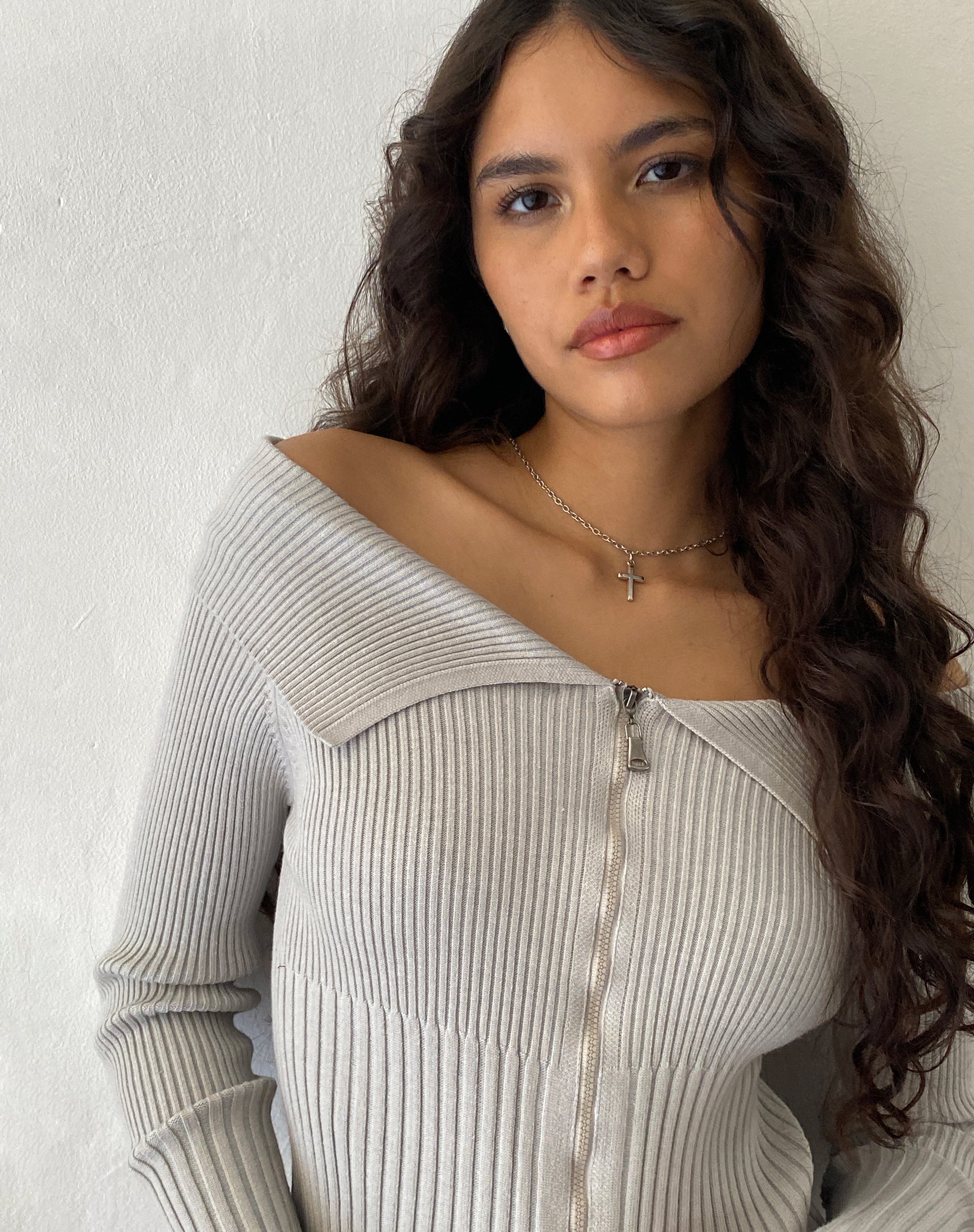 Image of Radia Long Sleeve Off-Shoulder Zip Thru Pullover in Hellgrau