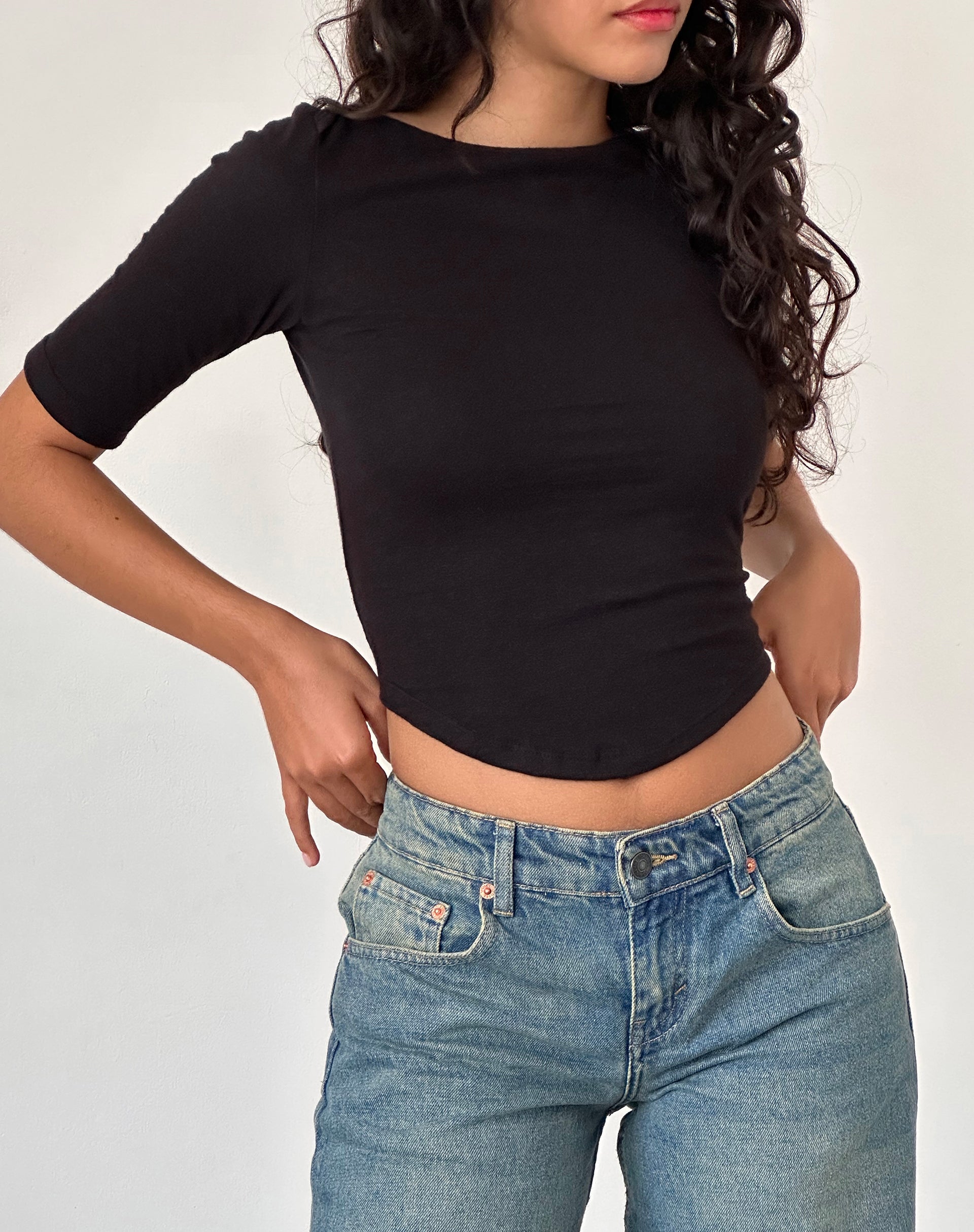 Image of Ralda Top mit geschwungenem Saum aus Baumwolle und Hanf Schwarz