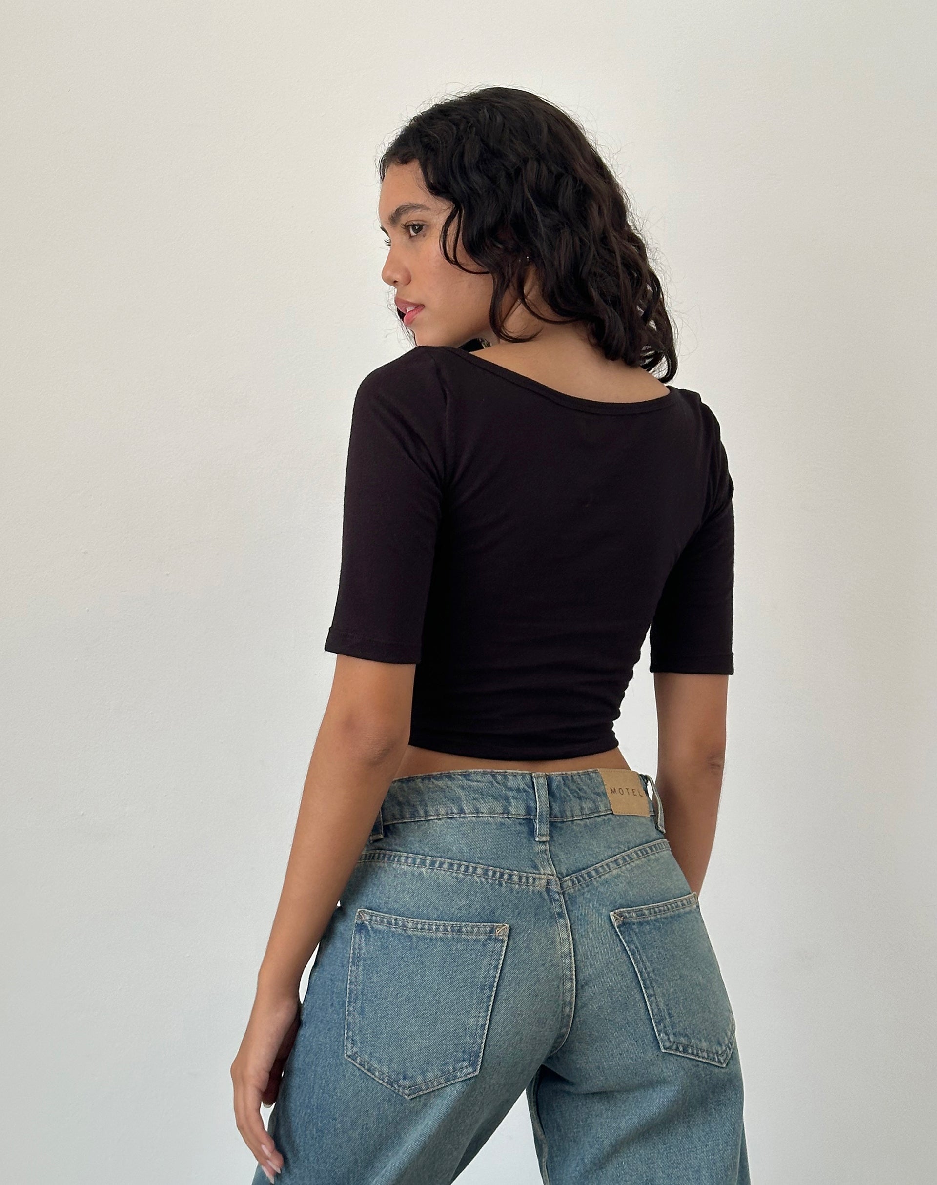 Image of Ralda Top mit geschwungenem Saum aus Baumwolle und Hanf Schwarz